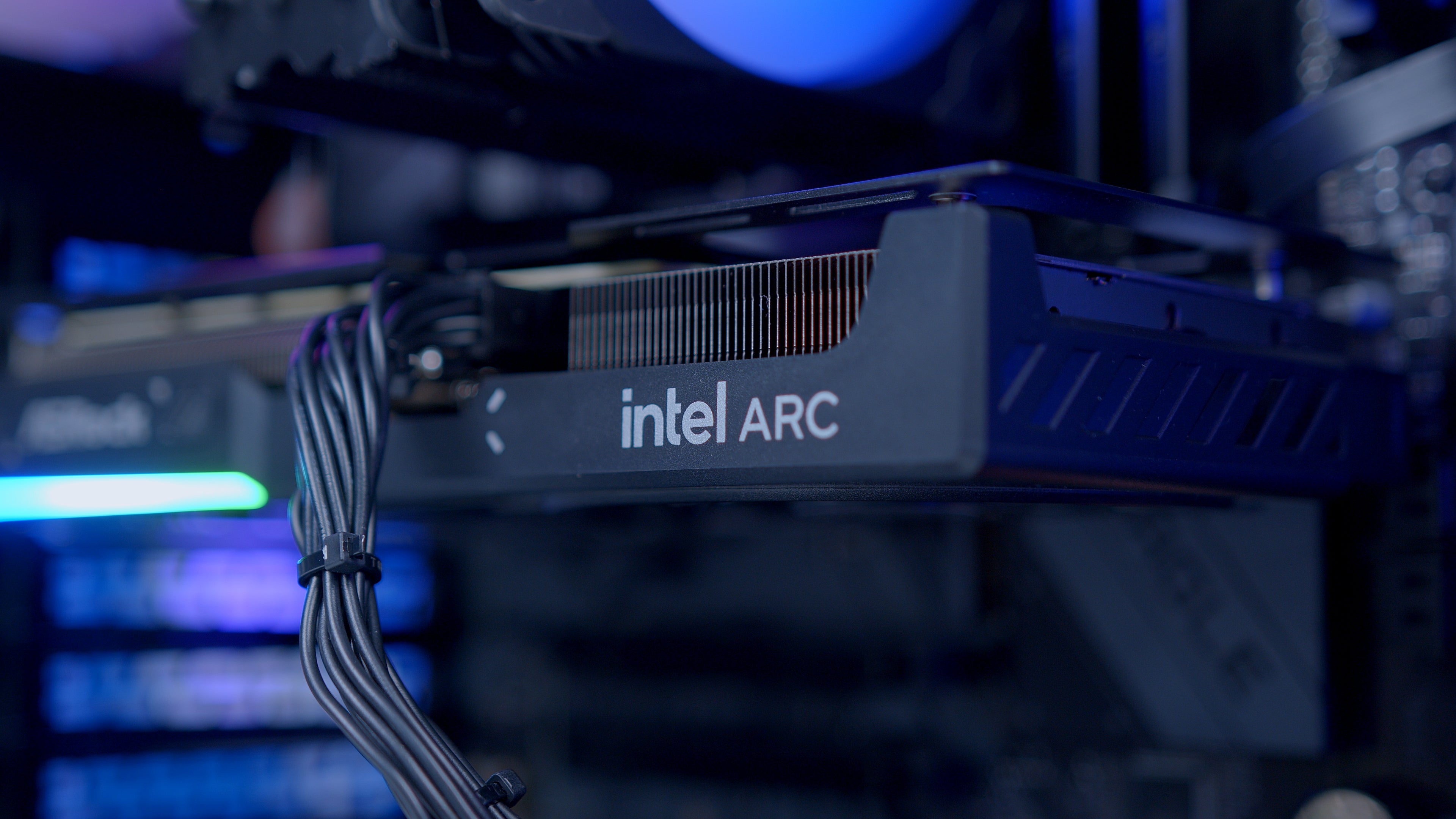 GeekaPC 'Arc' (Arc B580 / RTX 5060 / RX 9060 XT 16GB)