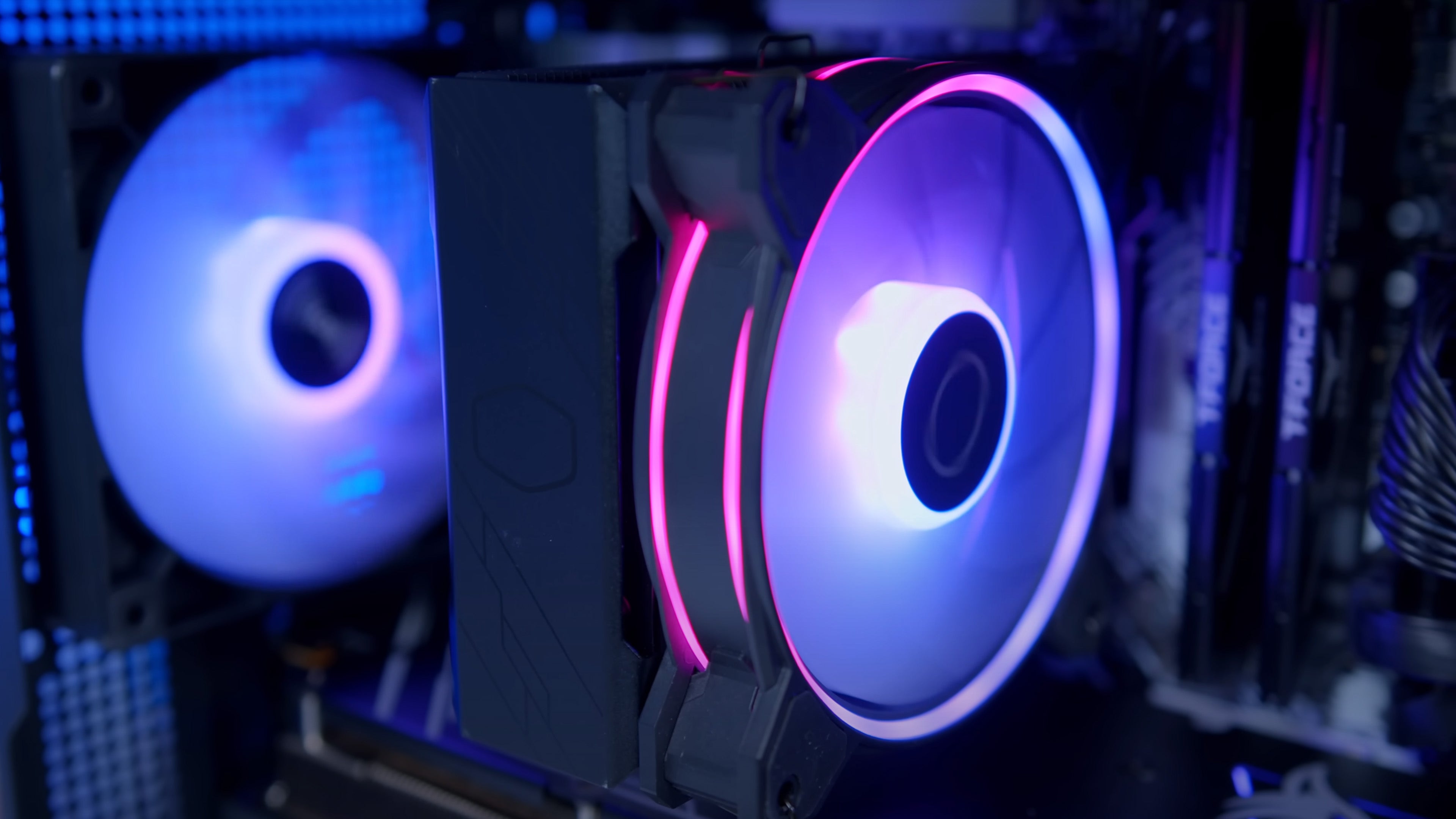 GeekaPC 'Halo' (RX 9070 / RTX 5070)