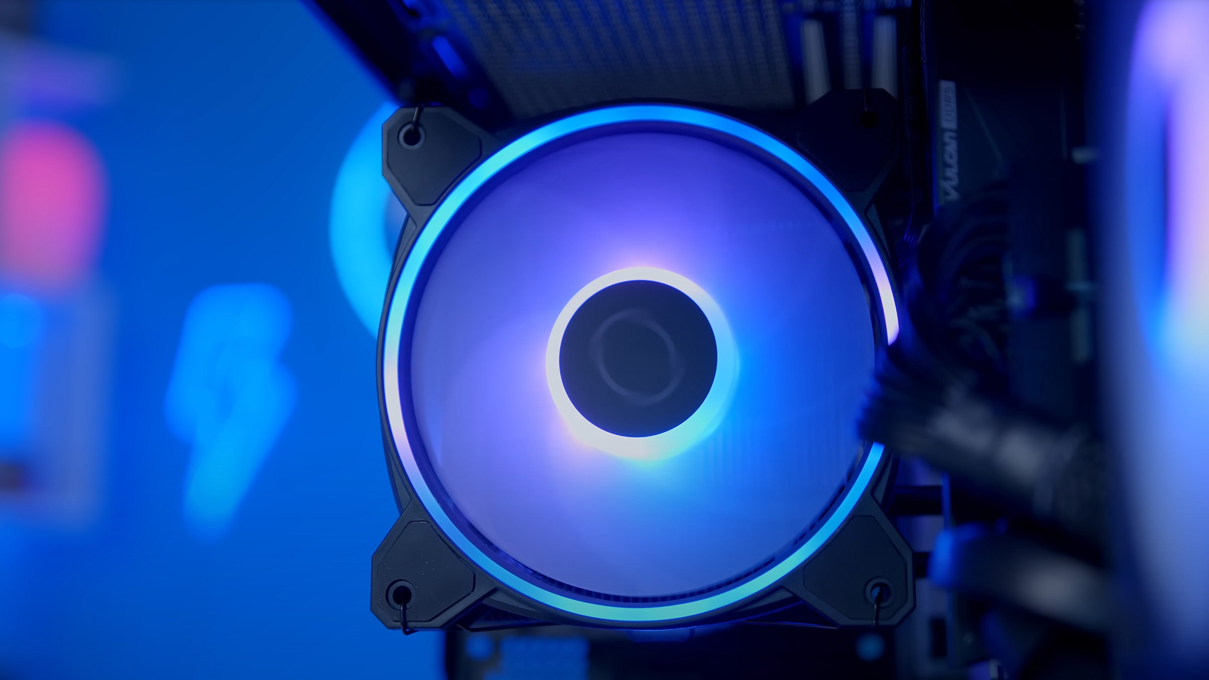 GeekaPC 'Halo' (RX 9070 / RTX 5070)