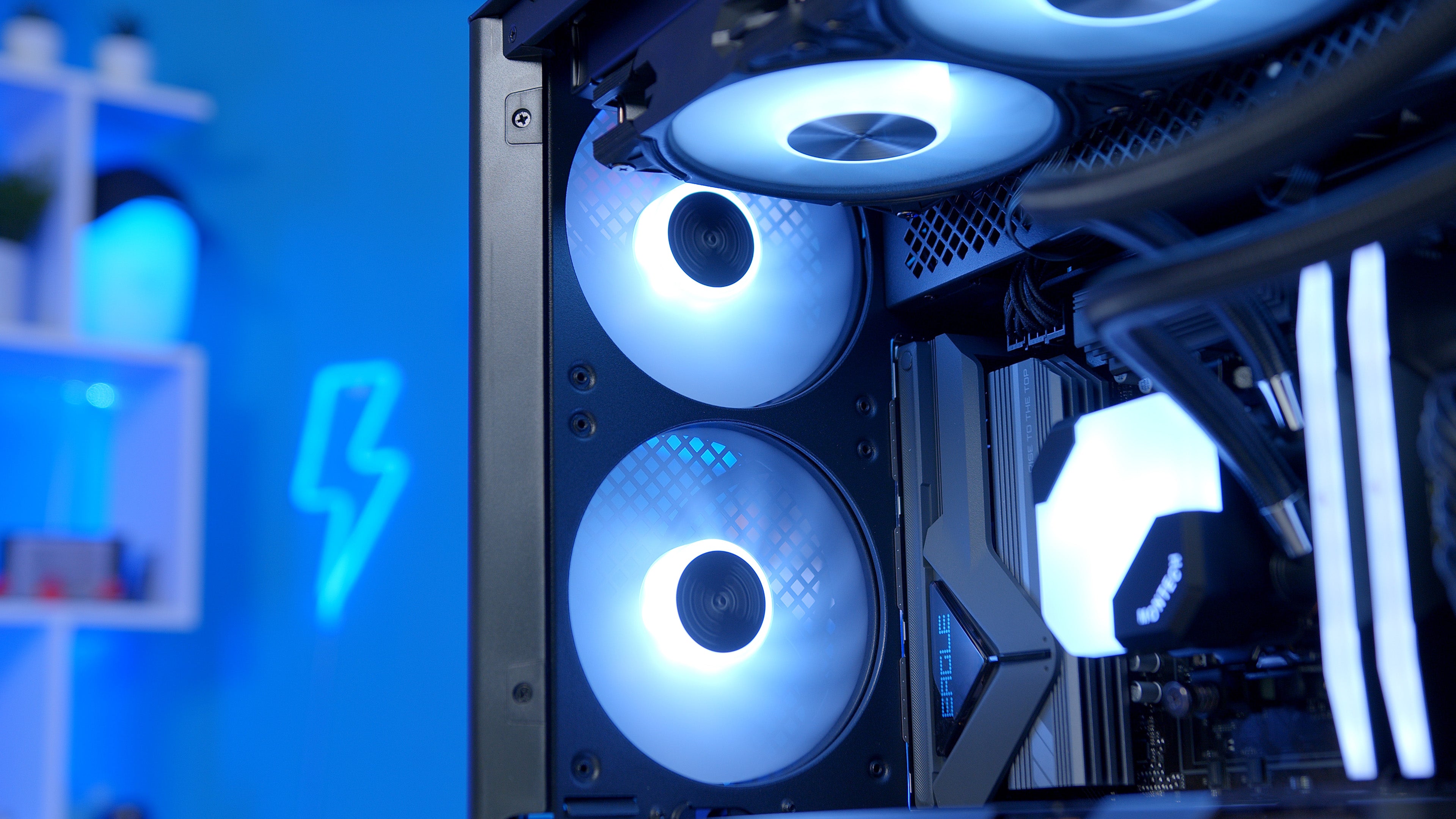 GeekaPC 'Flow' (RX 9060 XT 16GB / RX 9070 / RTX 5070)