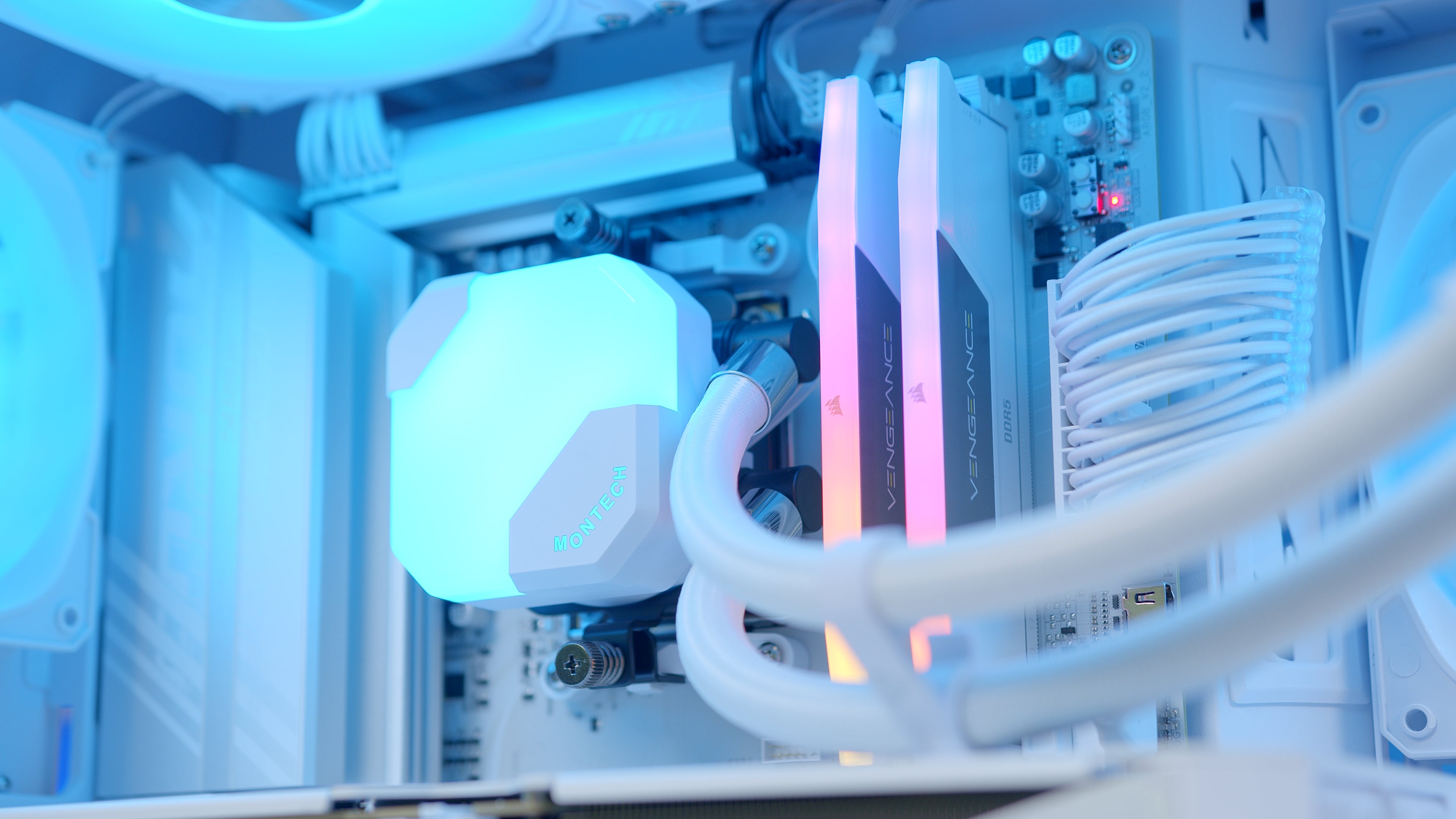 GeekaPC 'Frost' (RX 9070 / RTX 5070)