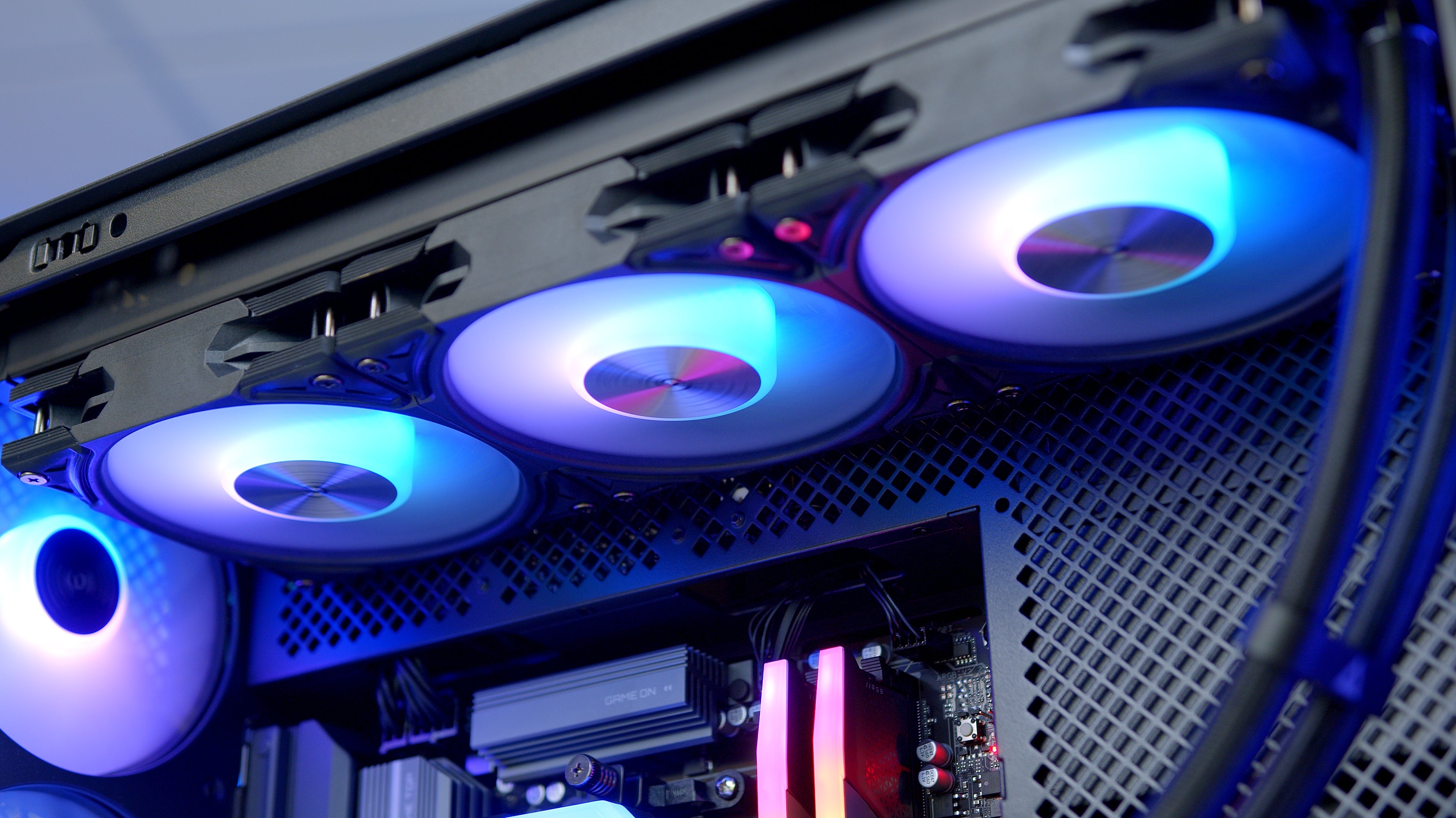 GeekaPC 'Flow' (RX 9060 XT 16GB / RX 9070 / RTX 5070)