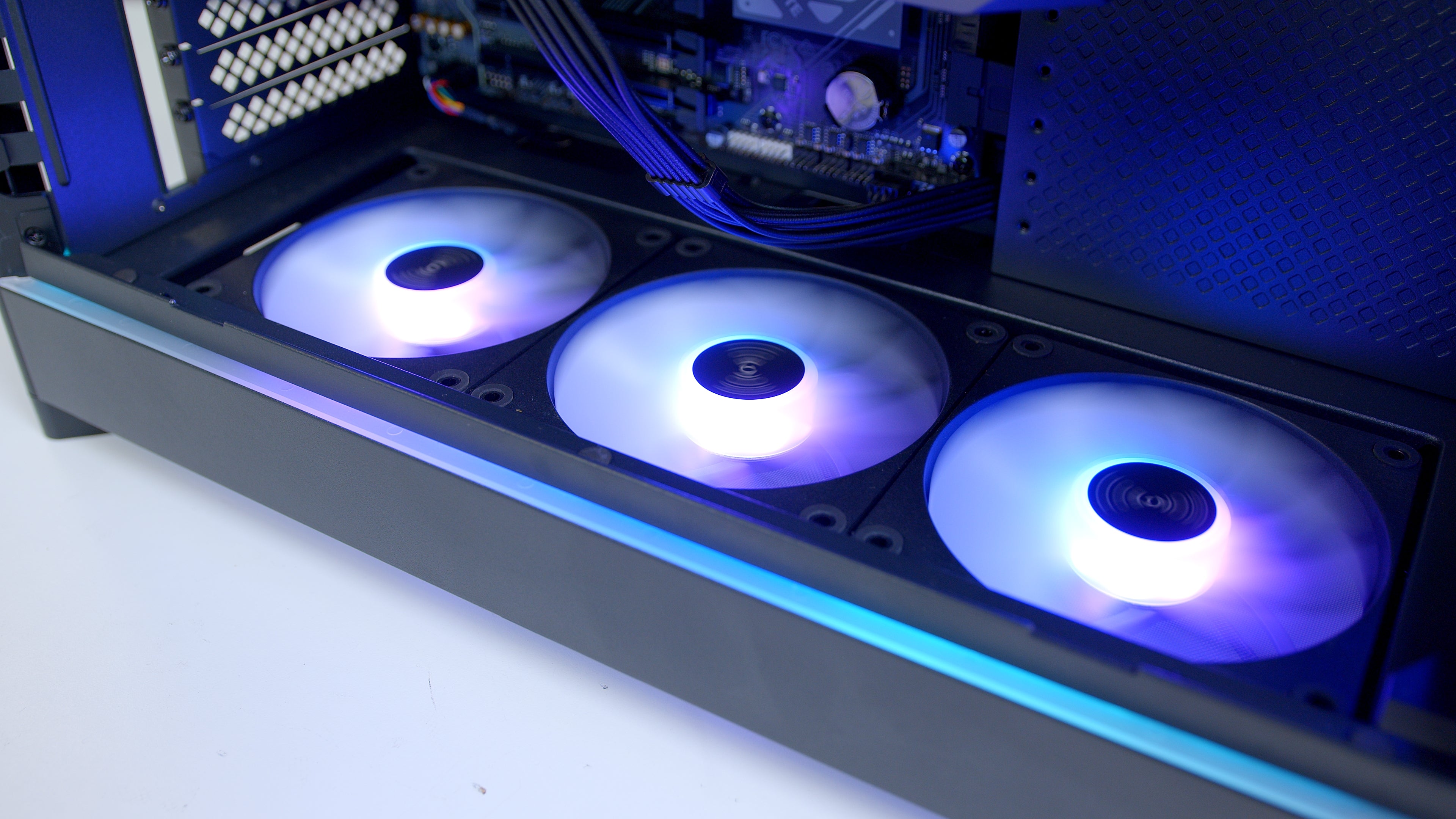 GeekaPC 'Flow' (RX 9060 XT 16GB / RX 9070 / RTX 5070)