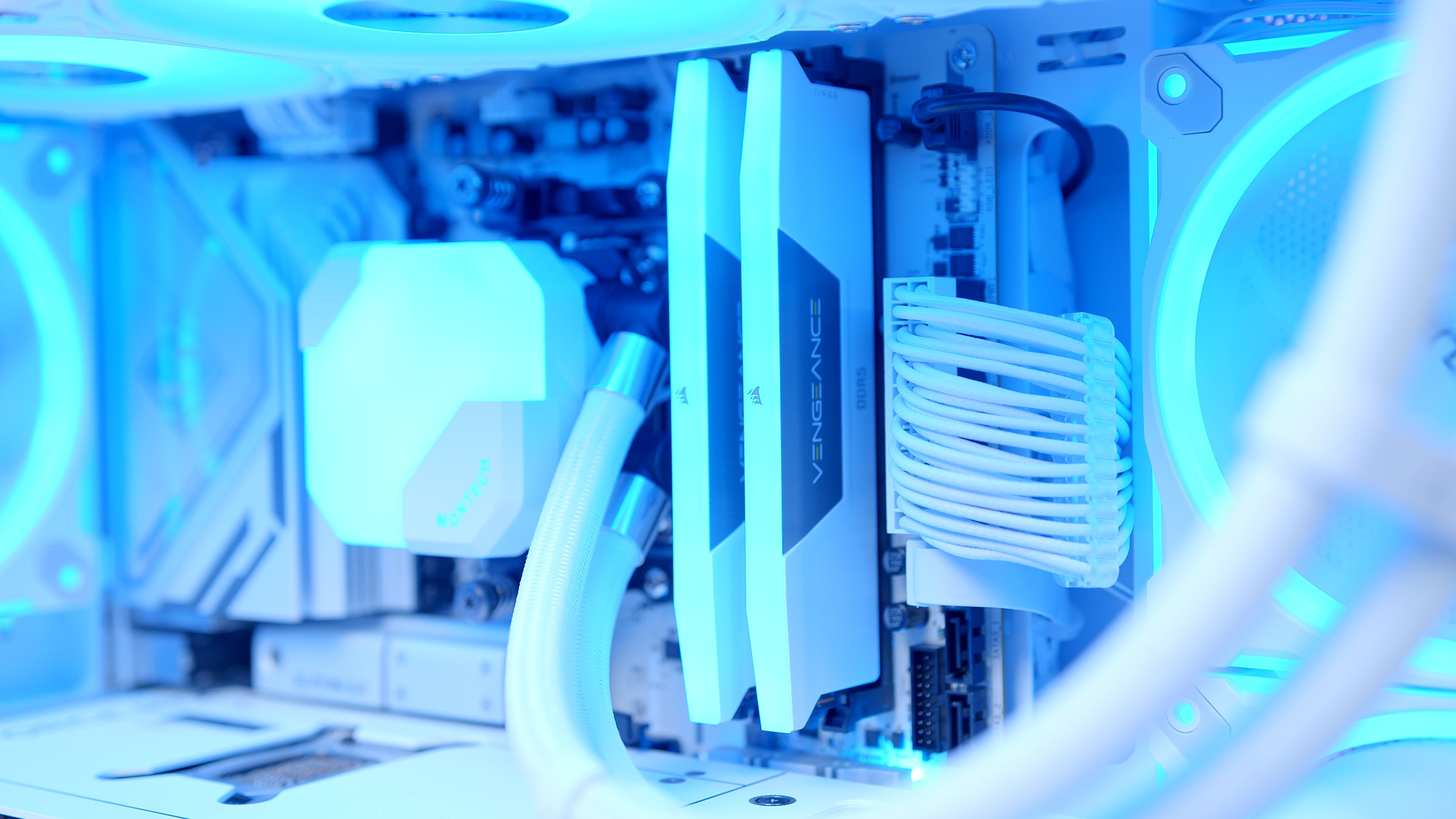 GeekaPC 'Borealis' (RTX 5070 / RX 9070)