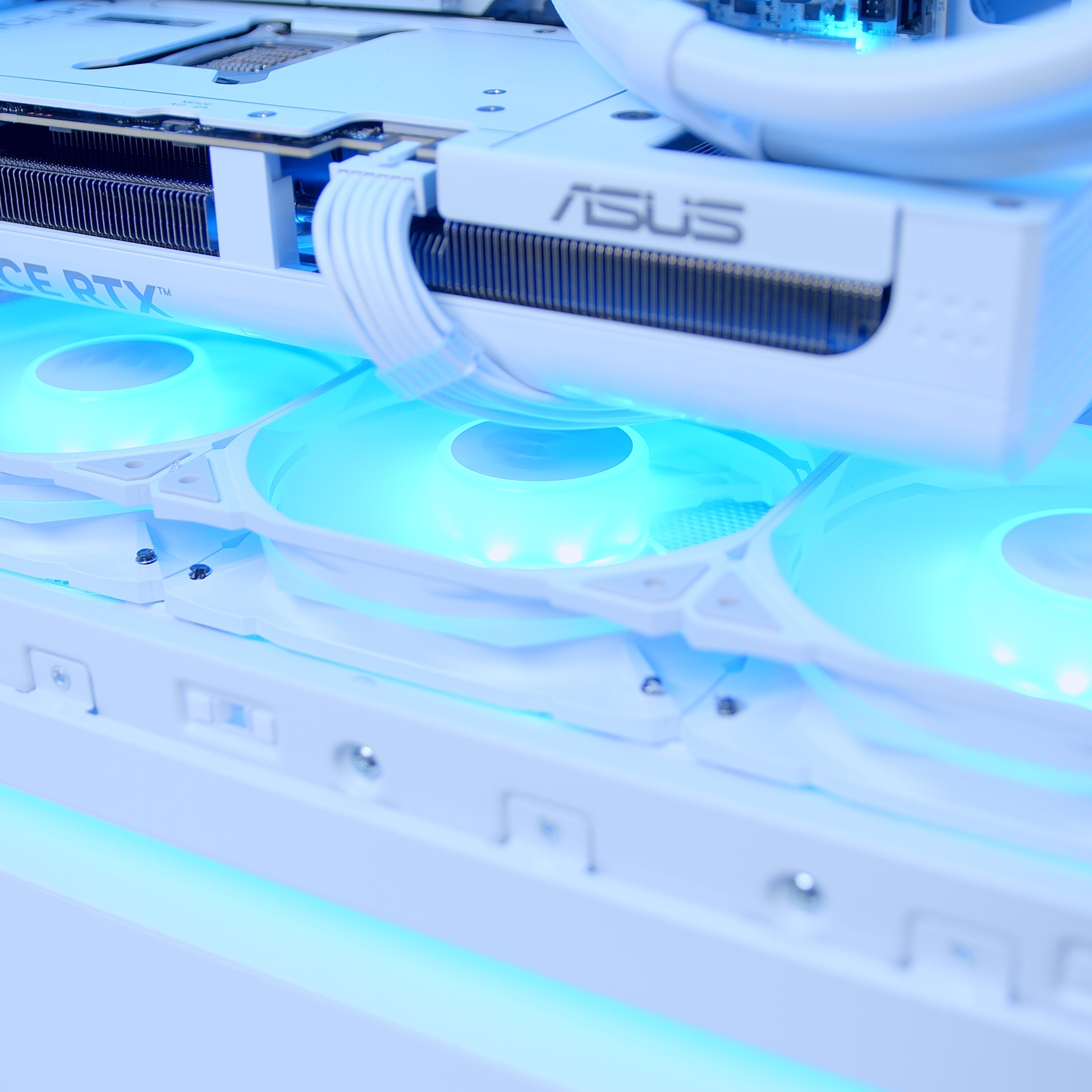 GeekaPC 'Borealis' (RTX 5070 / RX 9070)