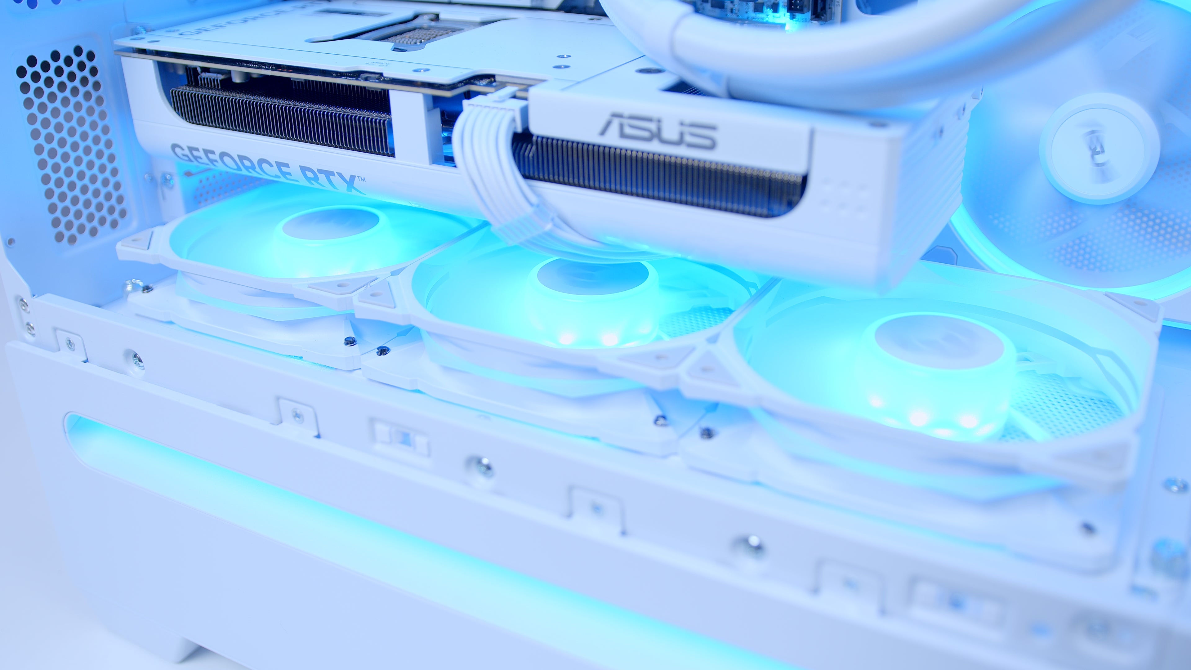 GeekaPC 'Borealis' (RTX 5070 / RX 9070)