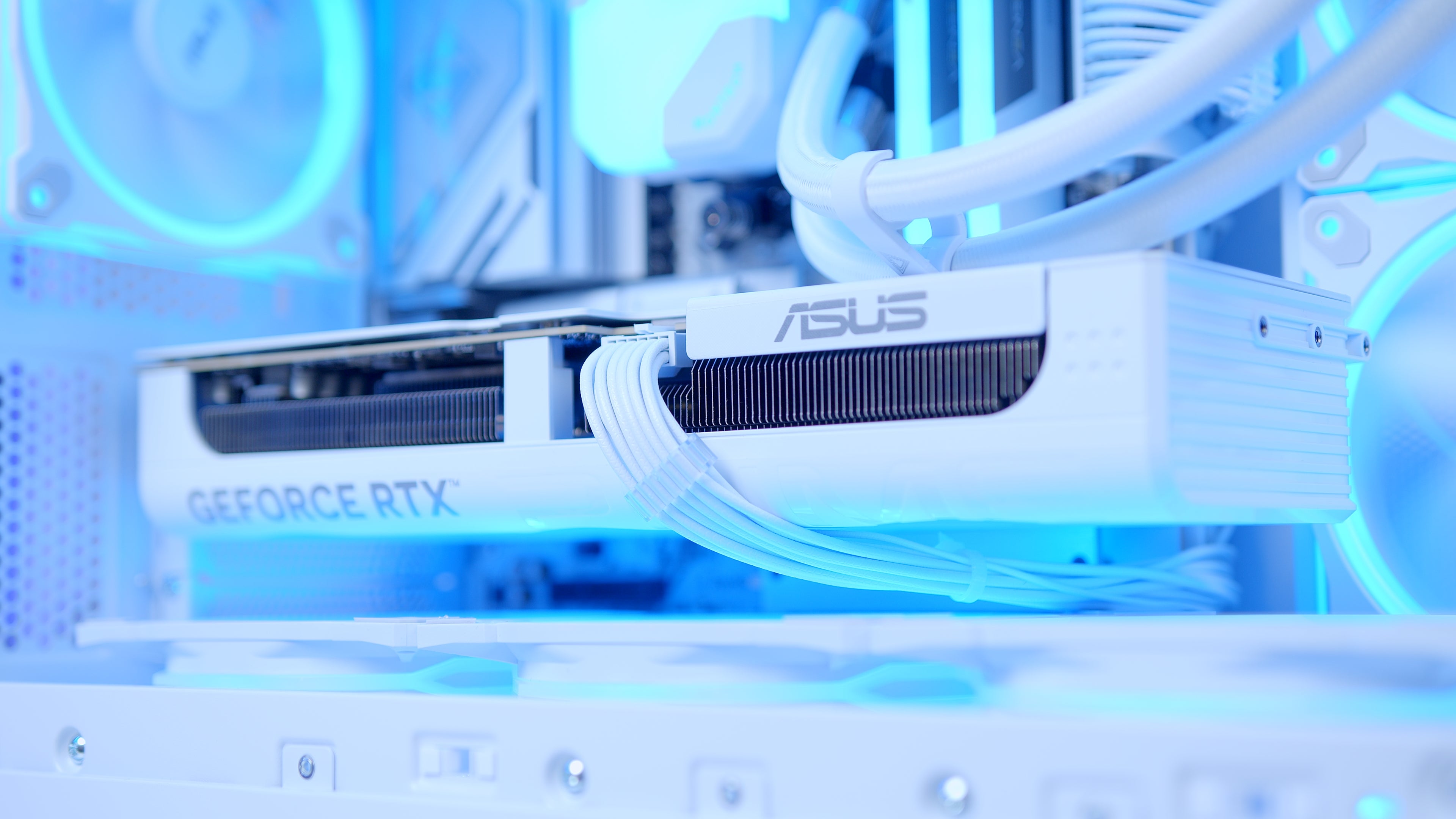 GeekaPC 'Borealis' (RTX 5070 / RX 9070)