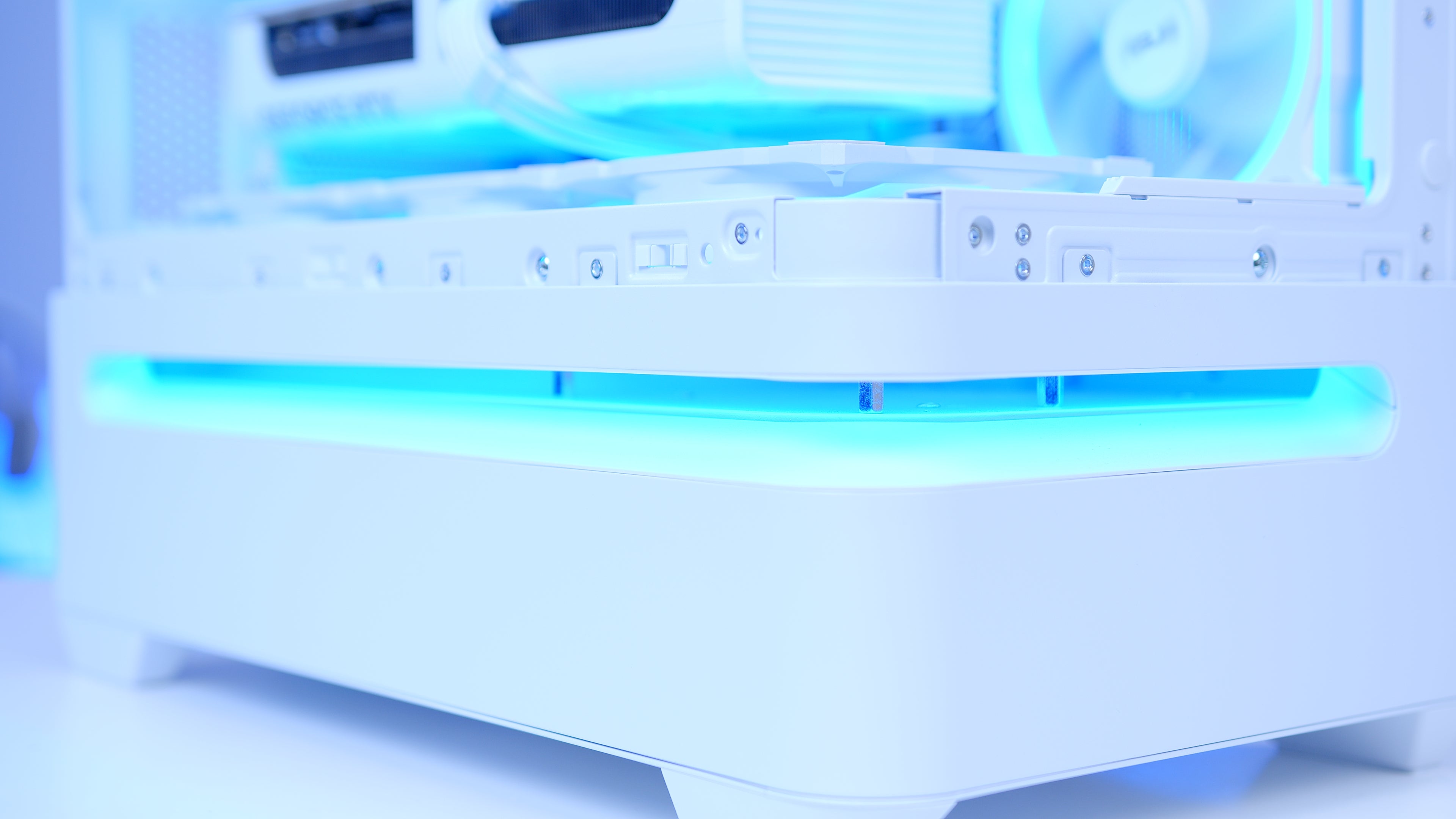 GeekaPC 'Borealis' (RTX 5070 / RX 9070)