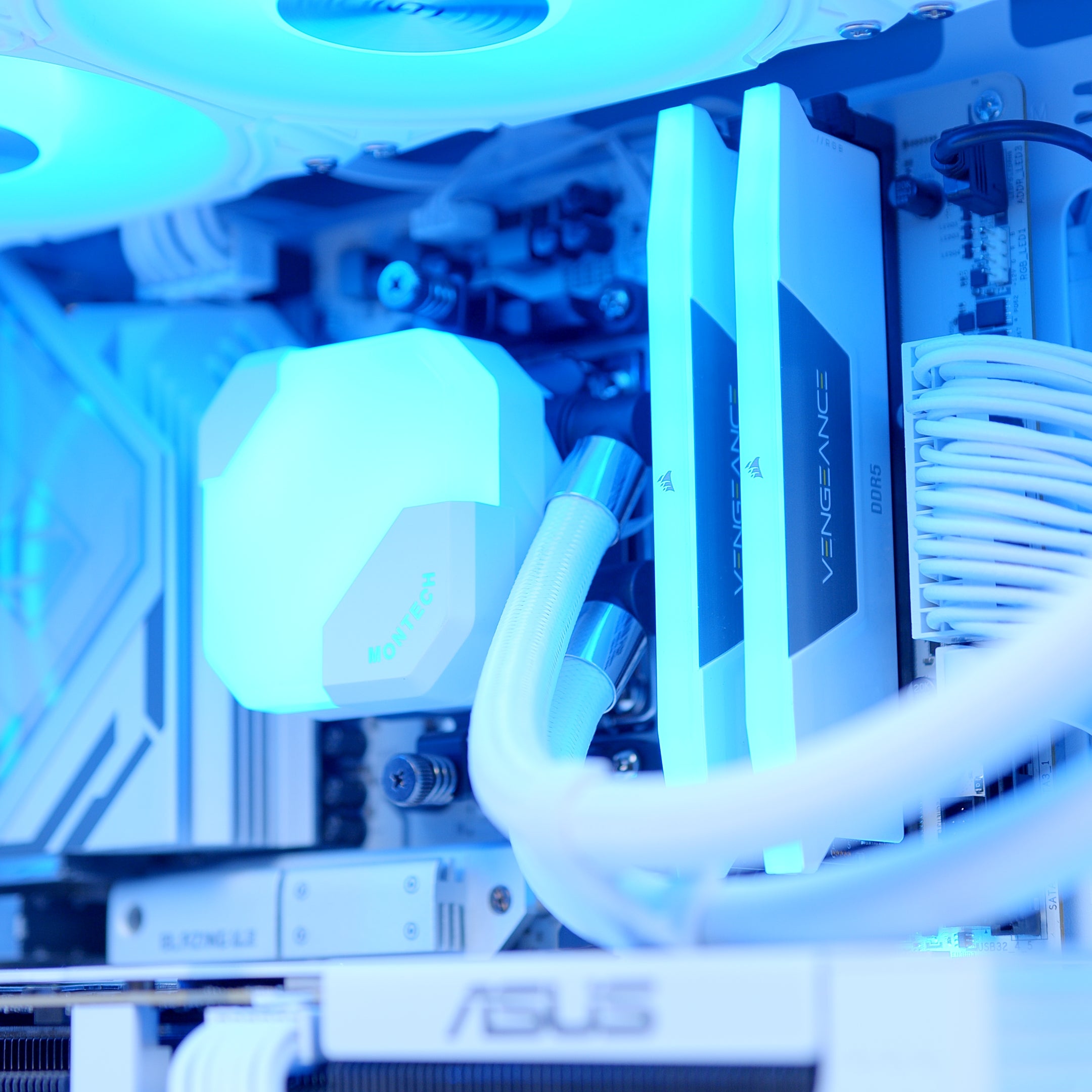 GeekaPC 'Borealis' (RTX 5070 / RX 9070)