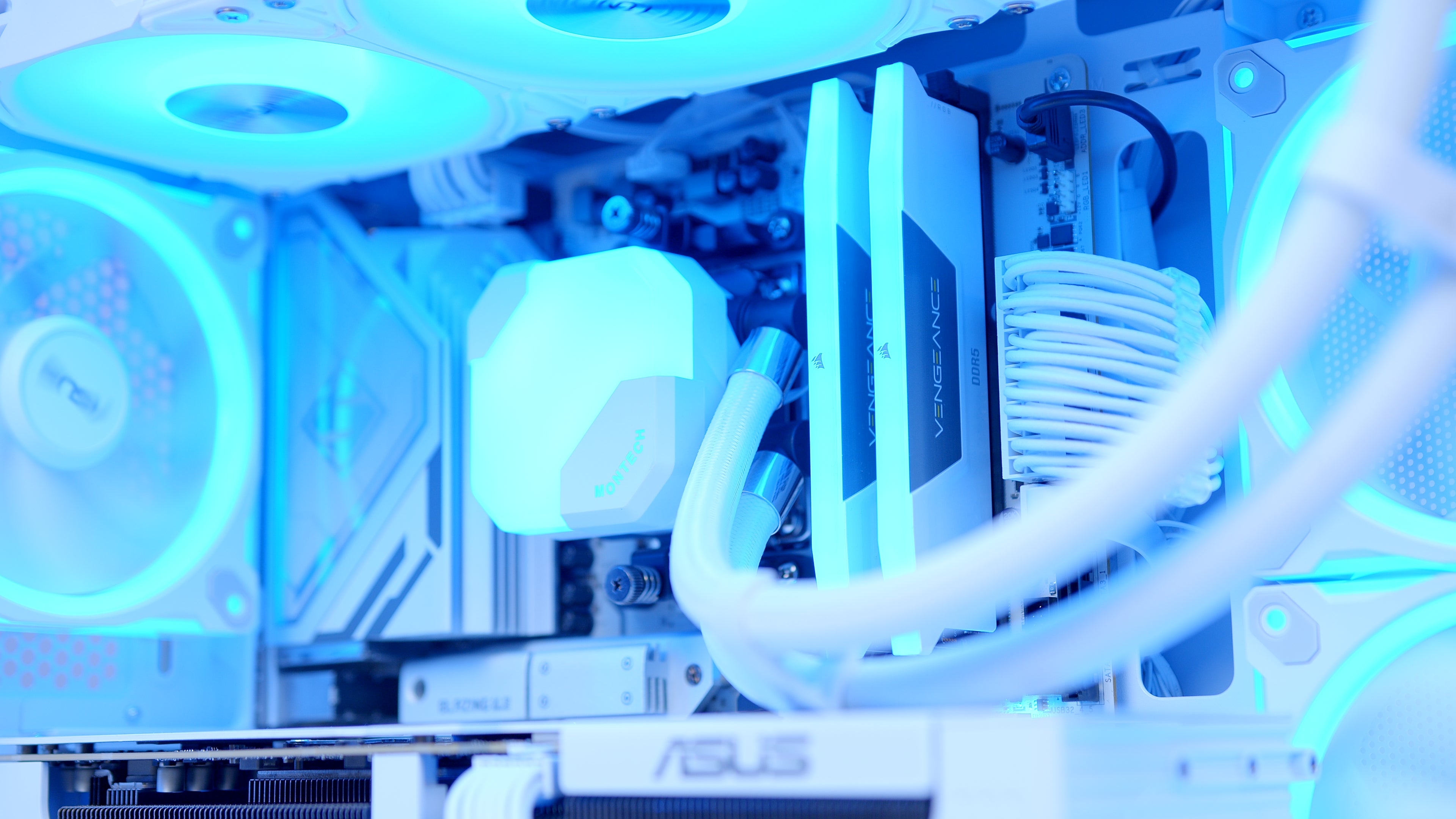 GeekaPC 'Borealis' (RTX 5070 / RX 9070)