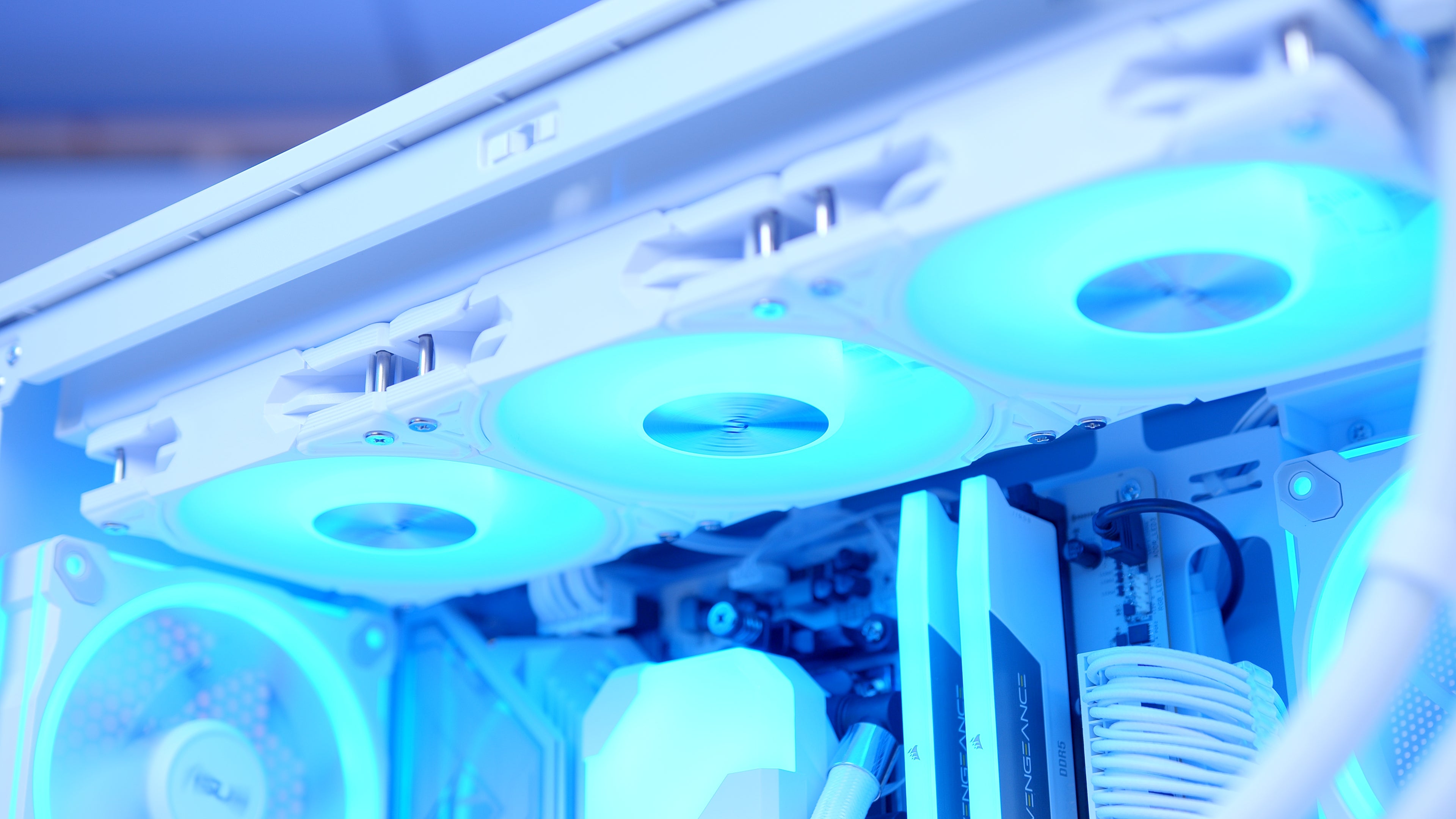 GeekaPC 'Borealis' (RTX 5070 / RX 9070)