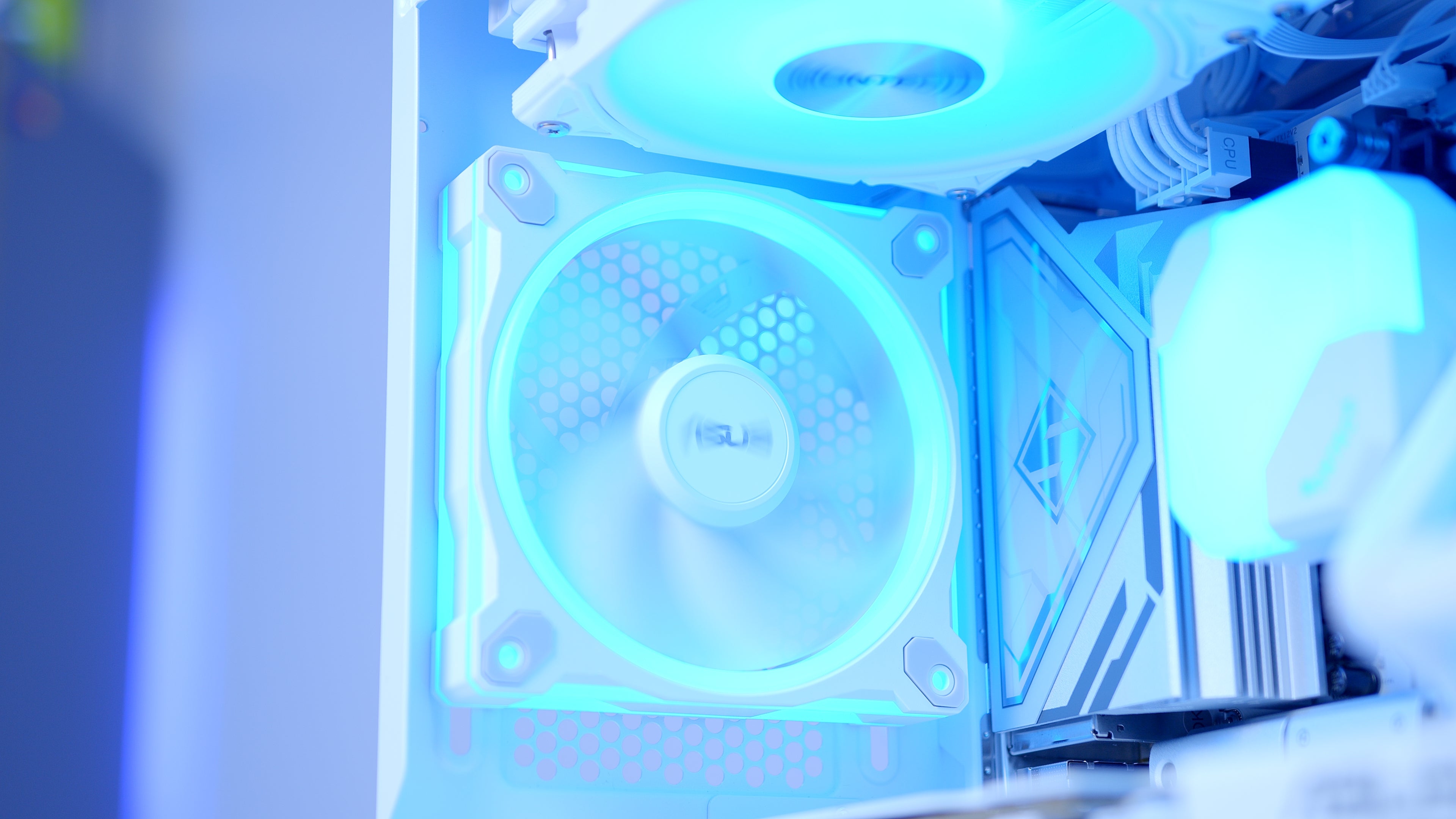 GeekaPC 'Borealis' (RTX 5070 / RX 9070)