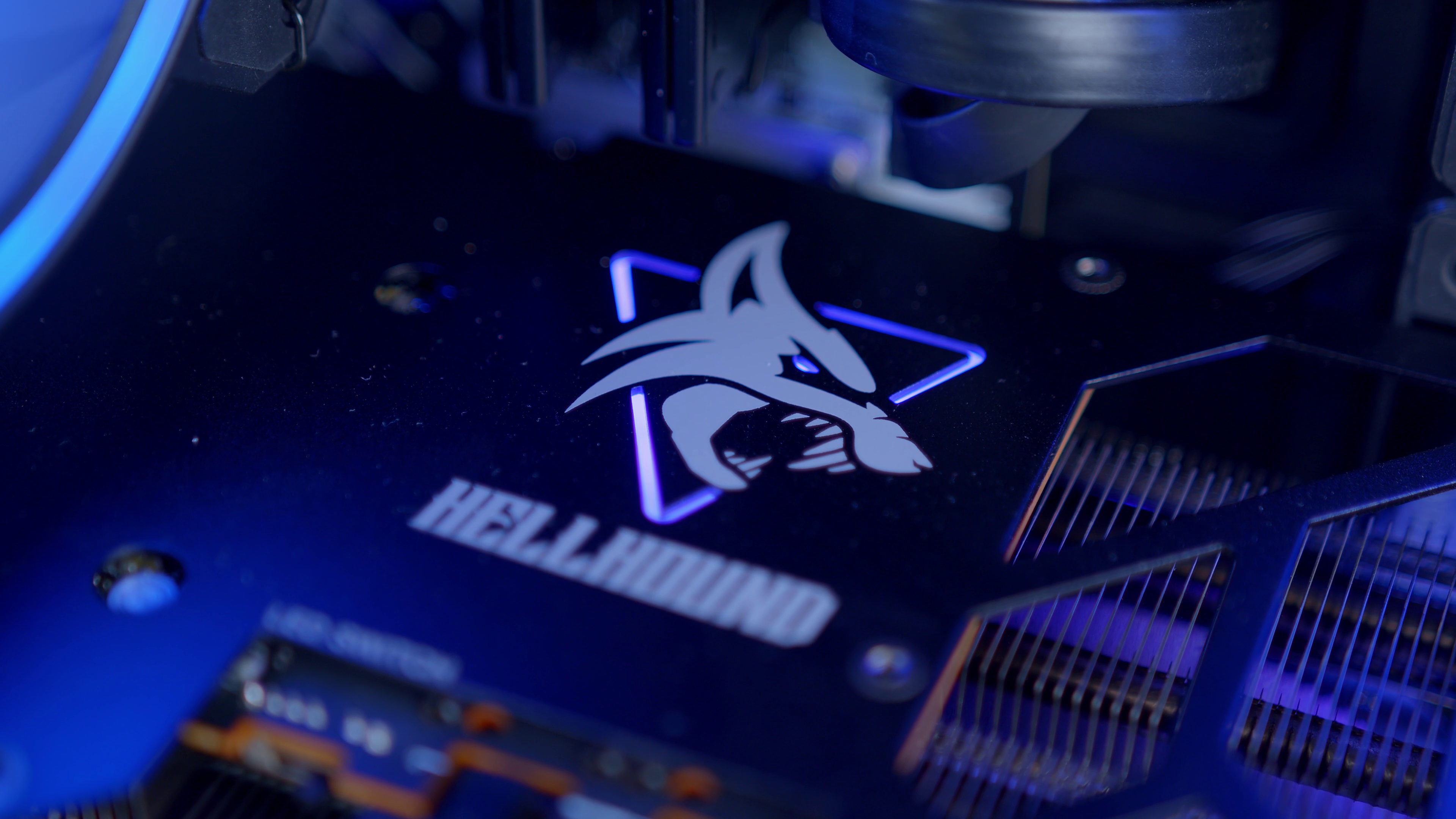 GeekaPC 'Halo' (RX 9070 / RTX 5070)