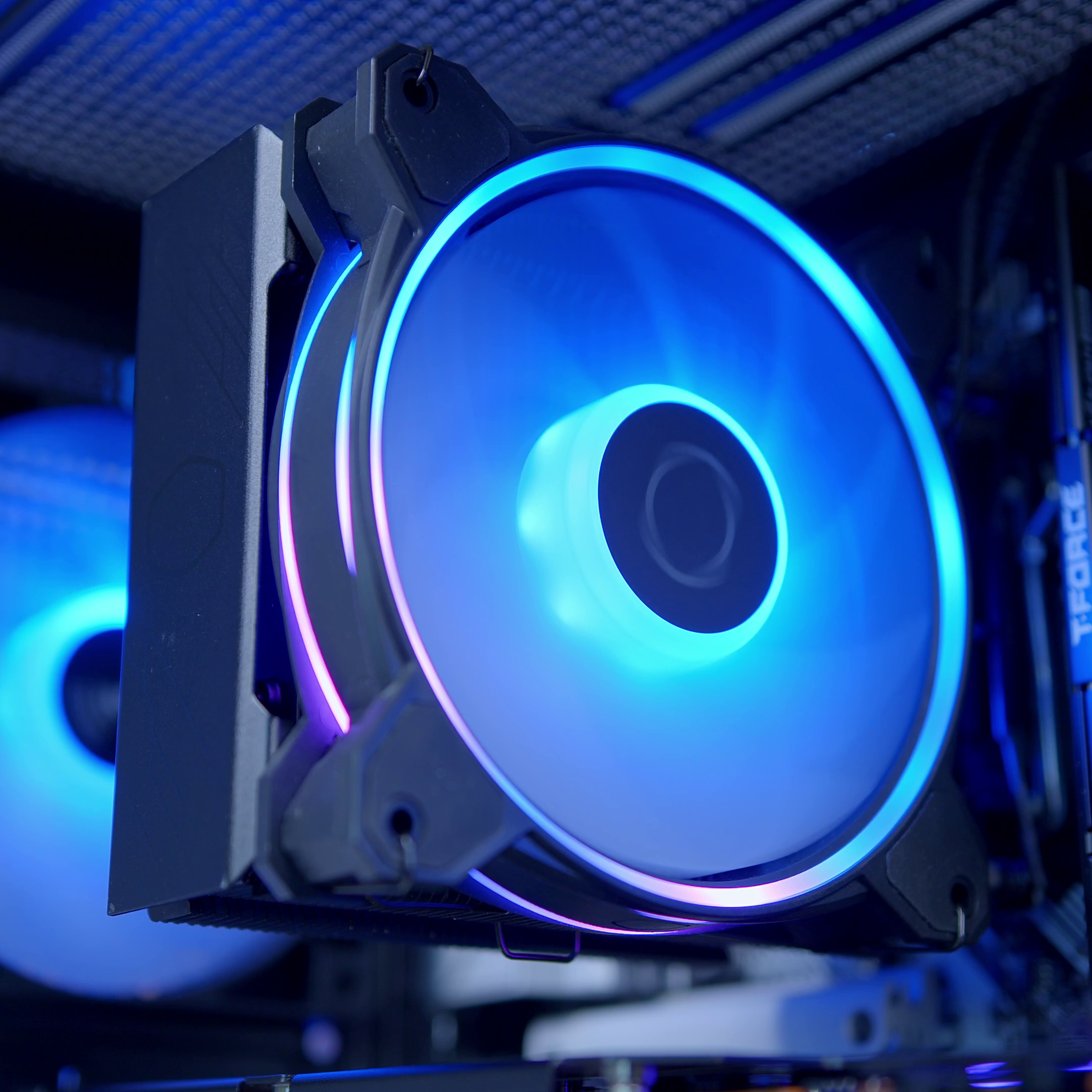 GeekaPC 'Halo' (RX 9070 / RTX 5070)