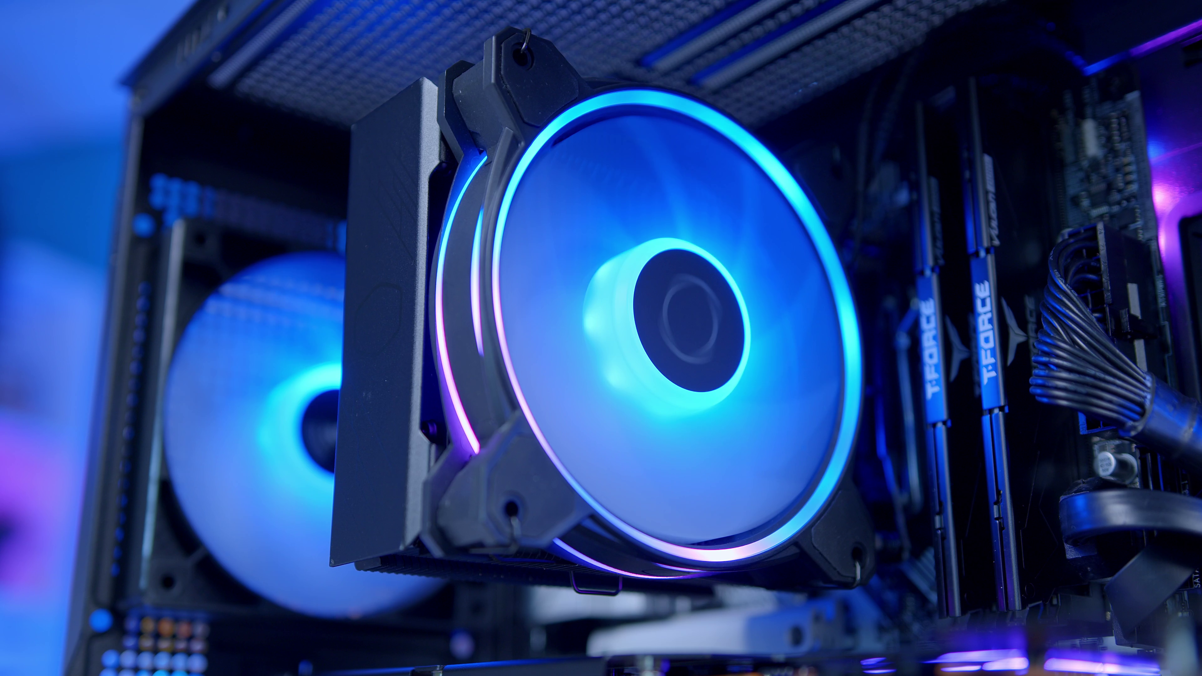 GeekaPC 'Halo' (RX 9070 / RTX 5070)