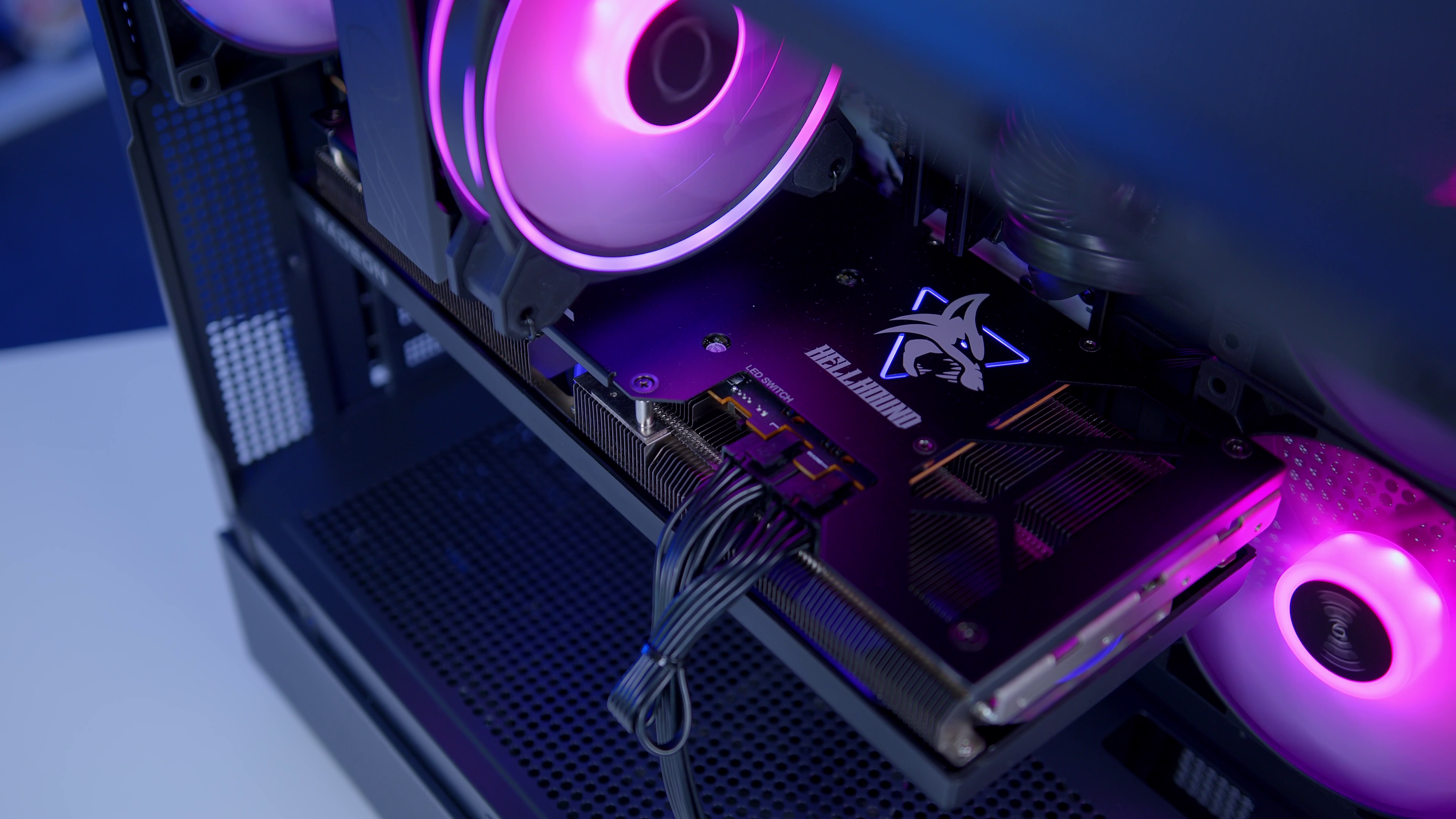 GeekaPC 'Halo' (RX 9070 / RTX 5070)