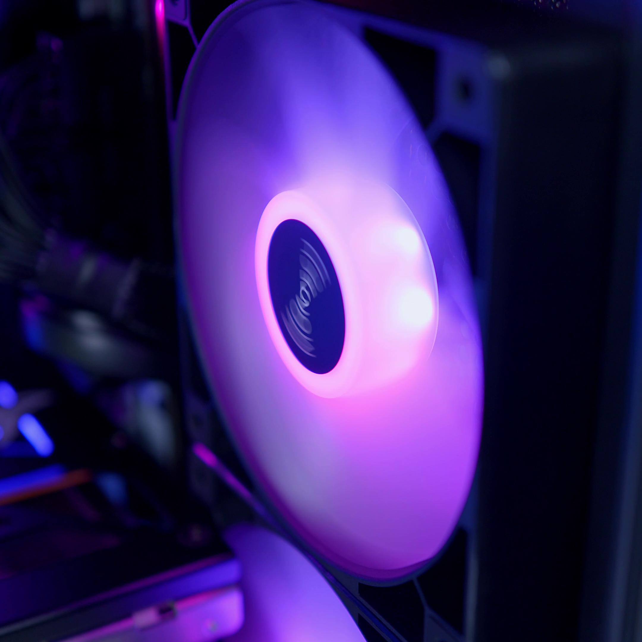 GeekaPC 'Halo' (RX 9070 / RTX 5070)