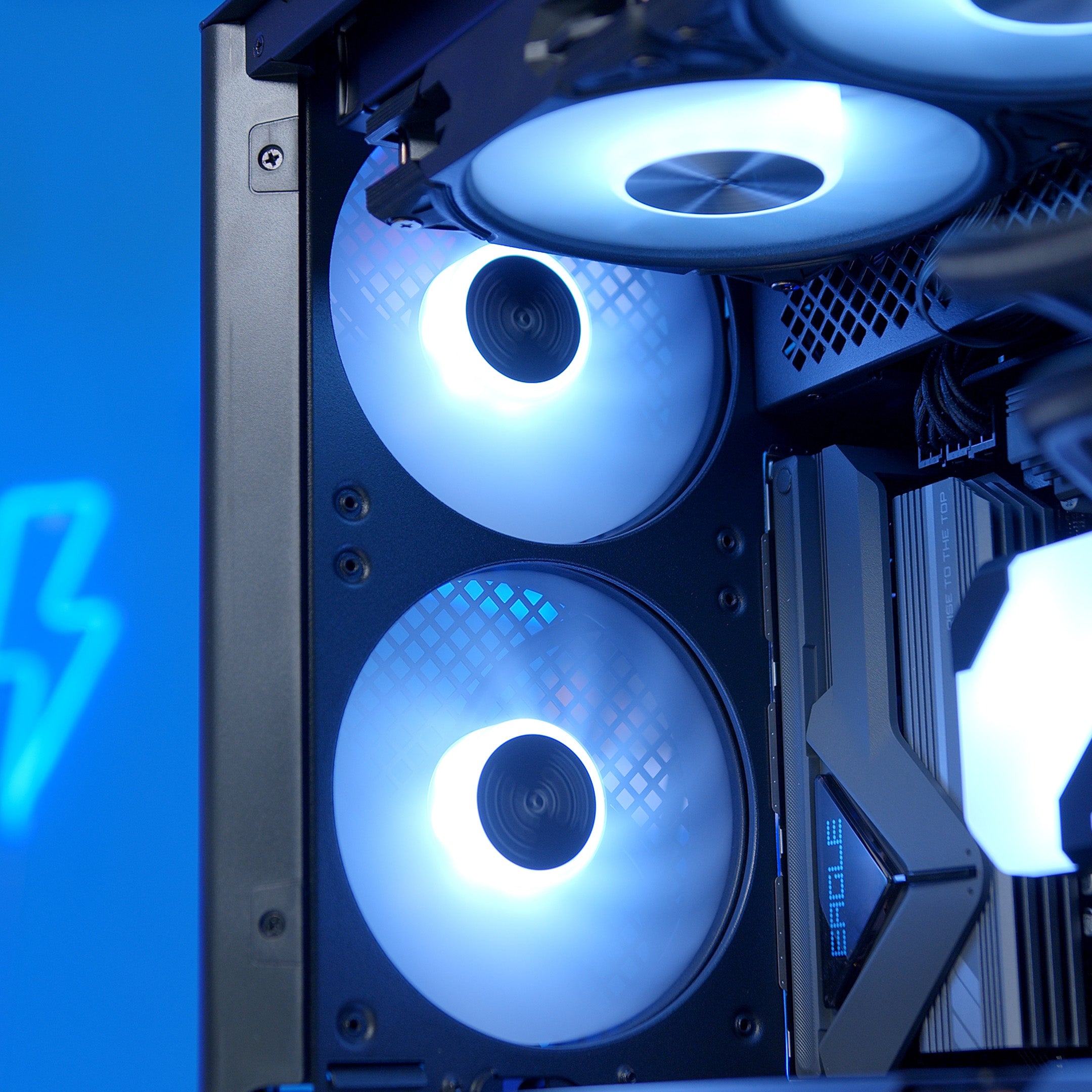 GeekaPC 'Flow' (RX 9060 XT 16GB / RX 9070 / RTX 5070)