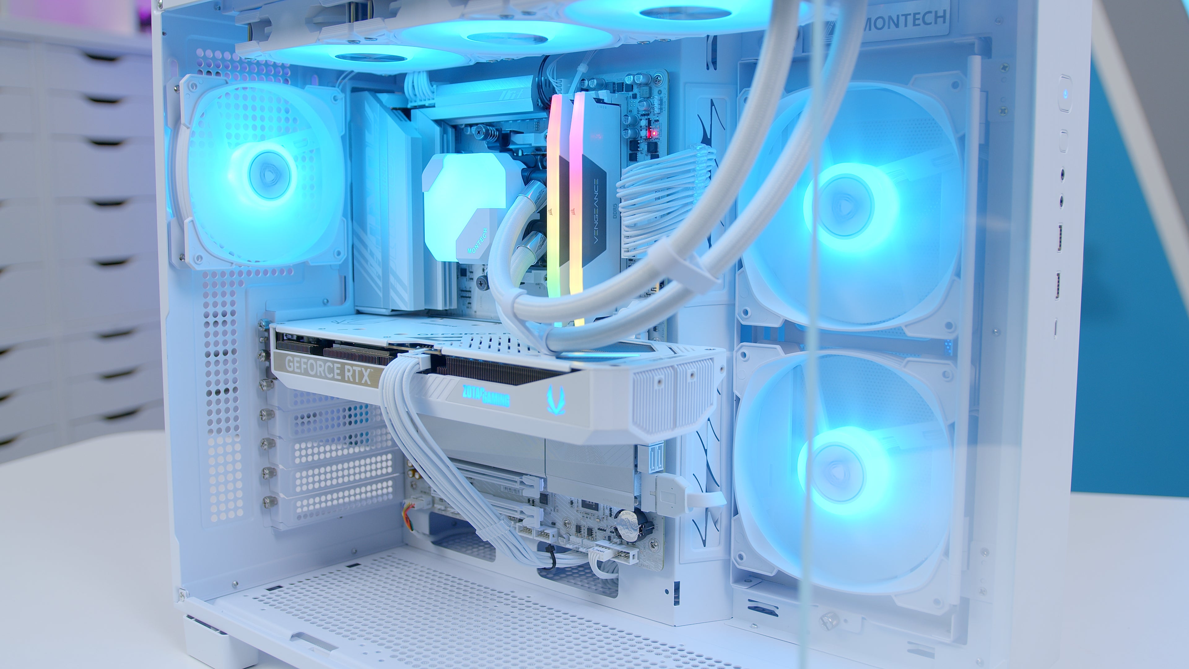 GeekaPC 'Frost' (RX 9070 / RTX 5070)