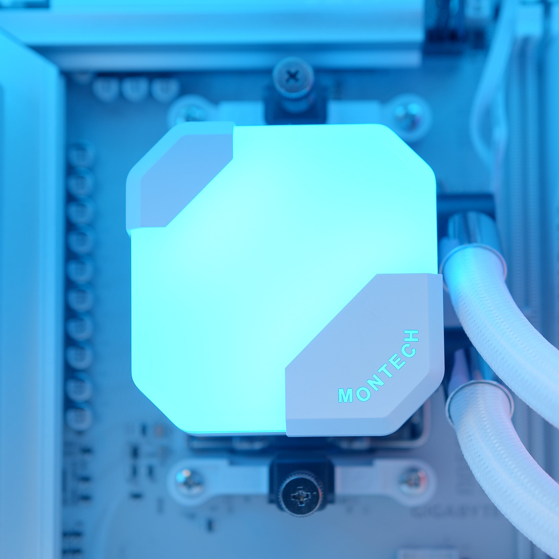 GeekaPC 'Frost' (RX 9070 / RTX 5070)