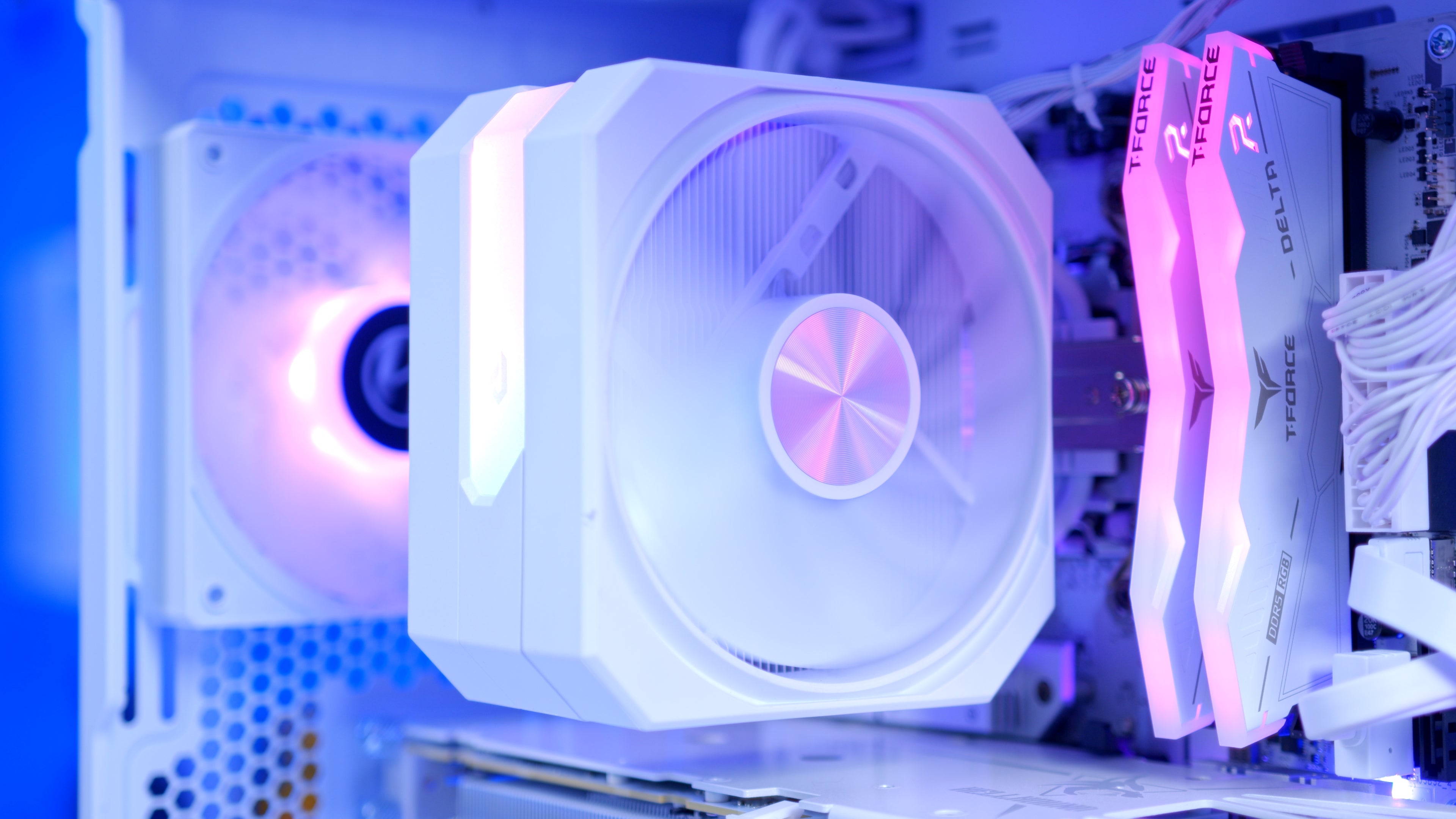 GeekaPC 'Glacier' (RTX 5060 / RX 9060 XT 16GB)