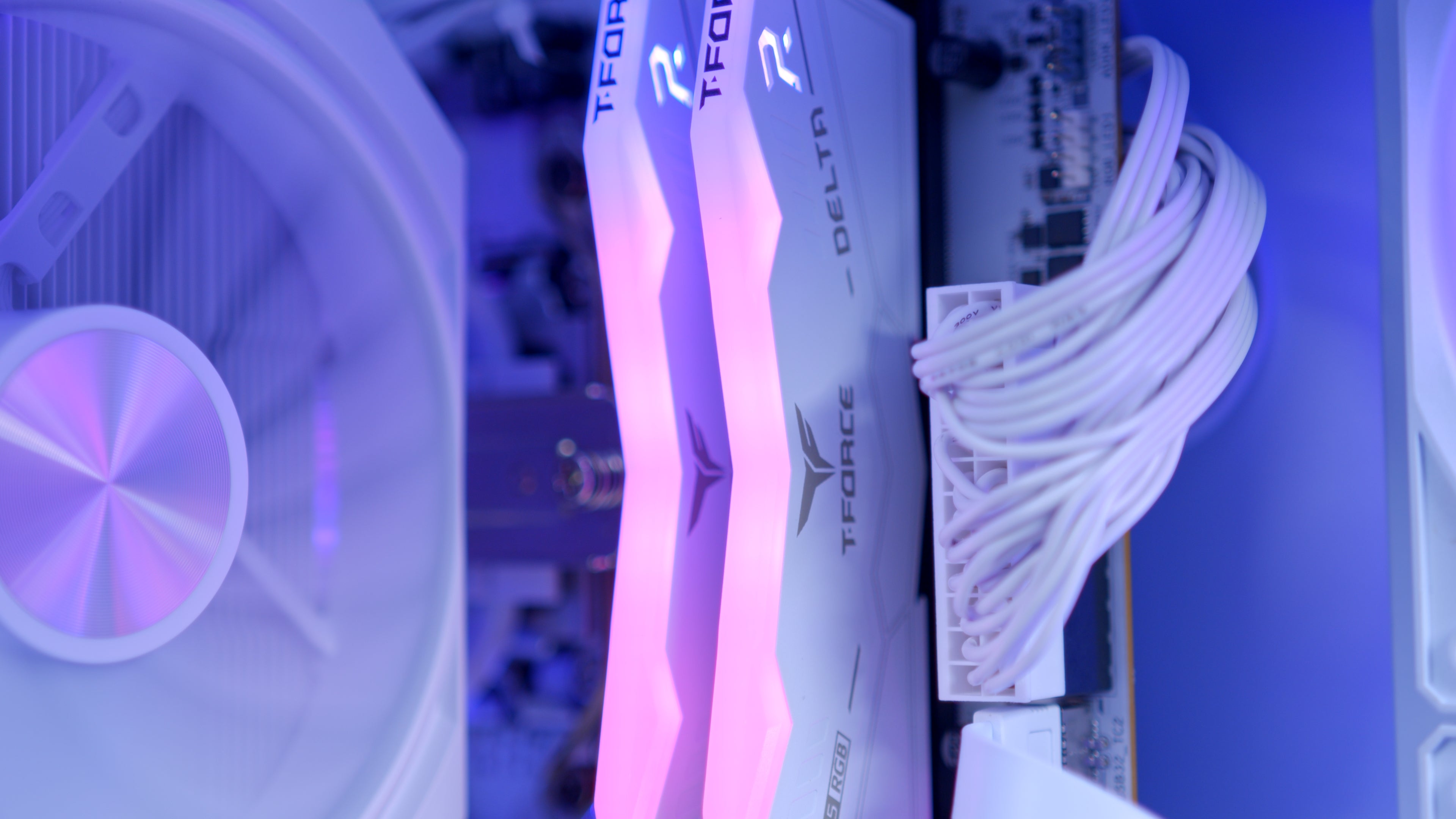 GeekaPC 'Glacier' (RTX 5060 / RX 9060 XT 16GB)