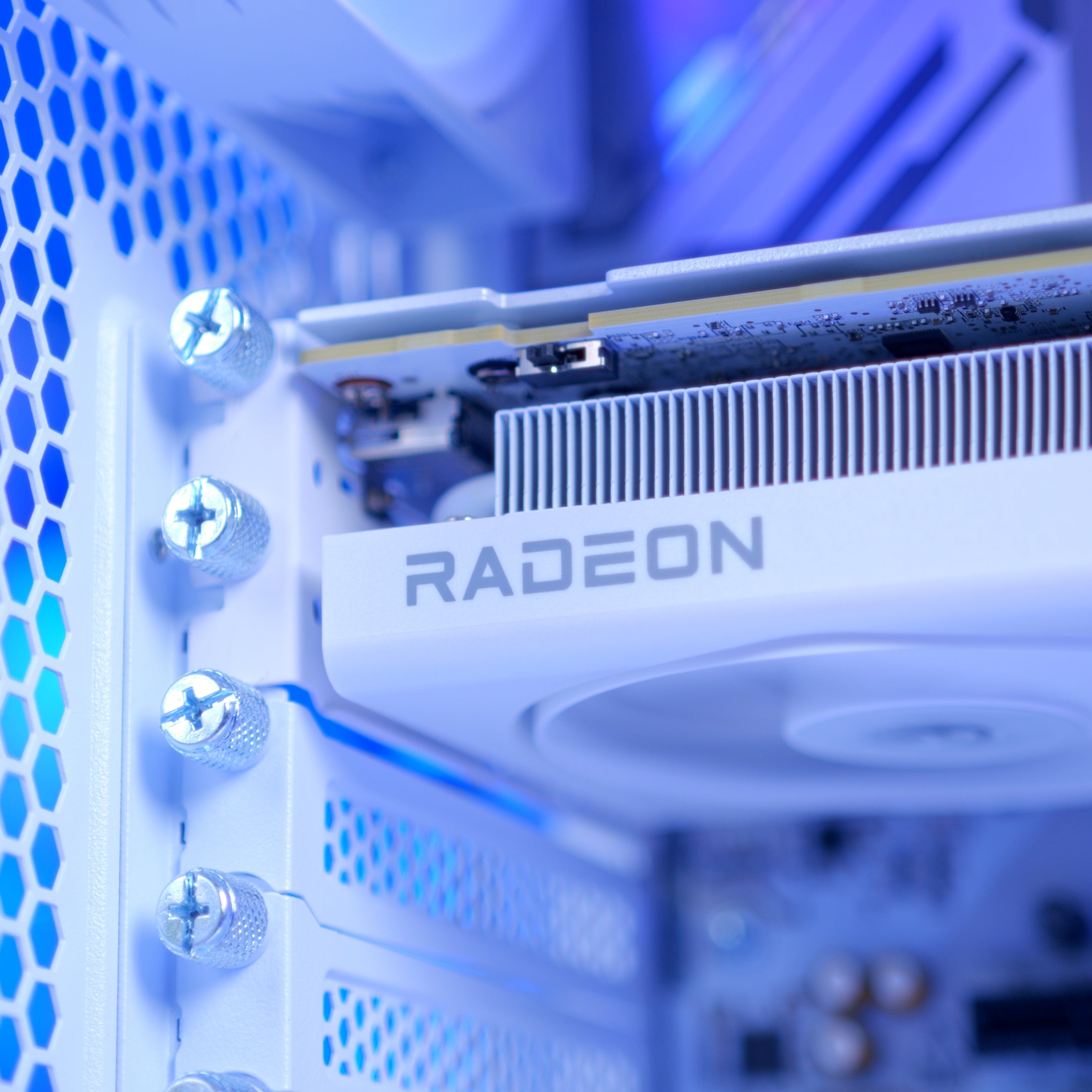 GeekaPC 'Glacier' (RTX 5060 / RX 9060 XT 16GB)