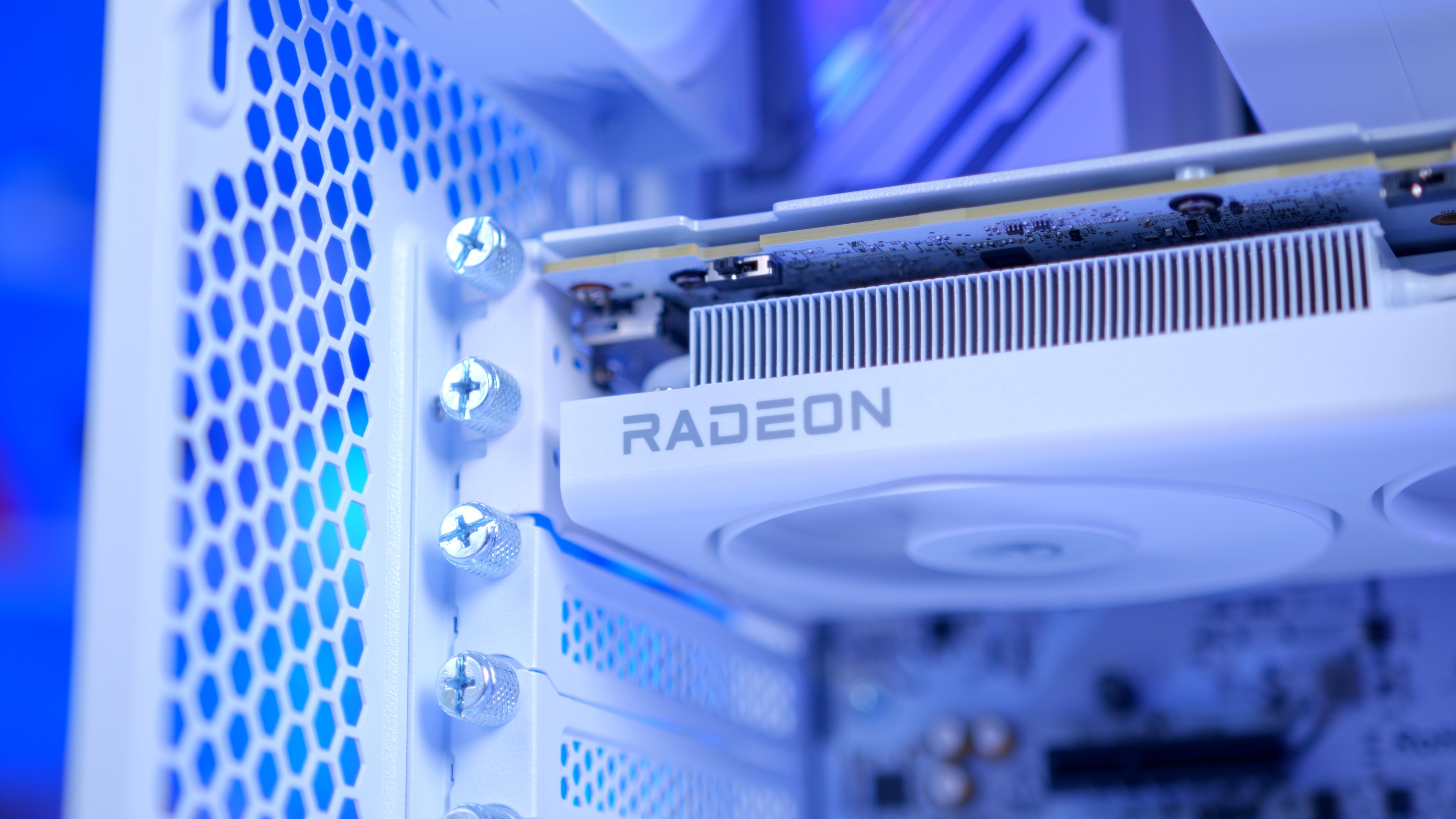 GeekaPC 'Glacier' (RTX 5060 / RX 9060 XT 16GB)