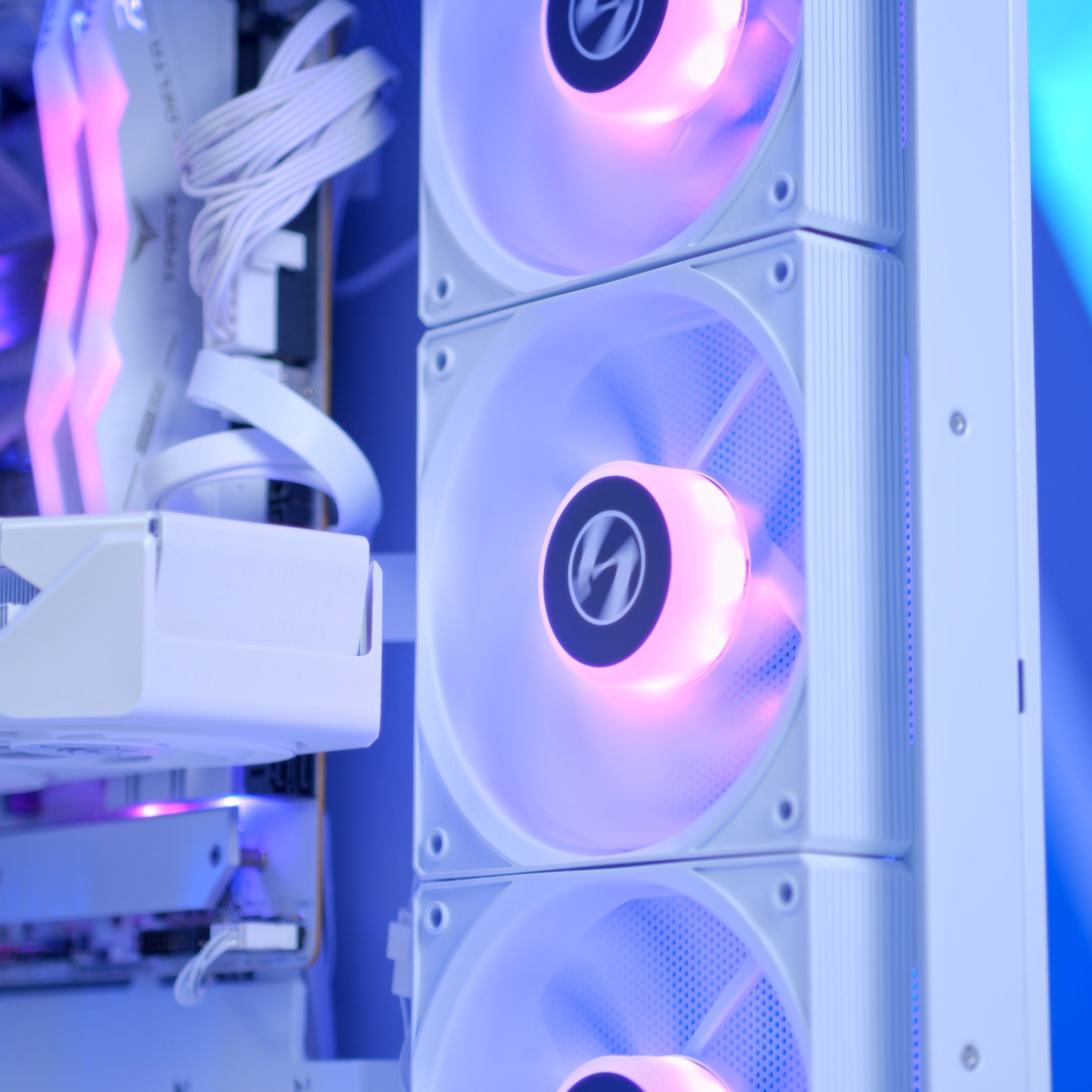 GeekaPC 'Glacier' (RTX 5060 / RX 9060 XT 16GB)