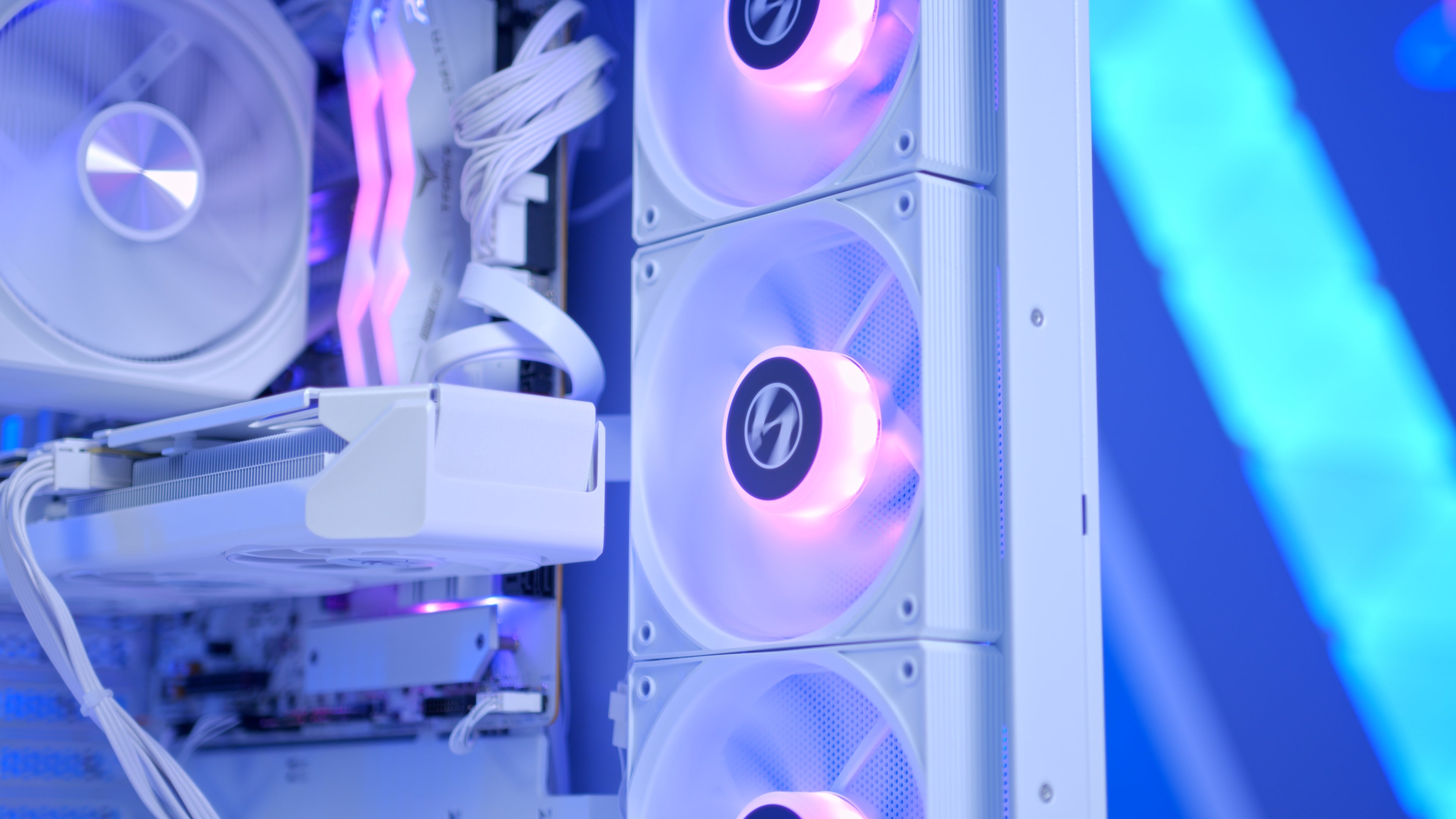 GeekaPC 'Glacier' (RTX 5060 / RX 9060 XT 16GB)