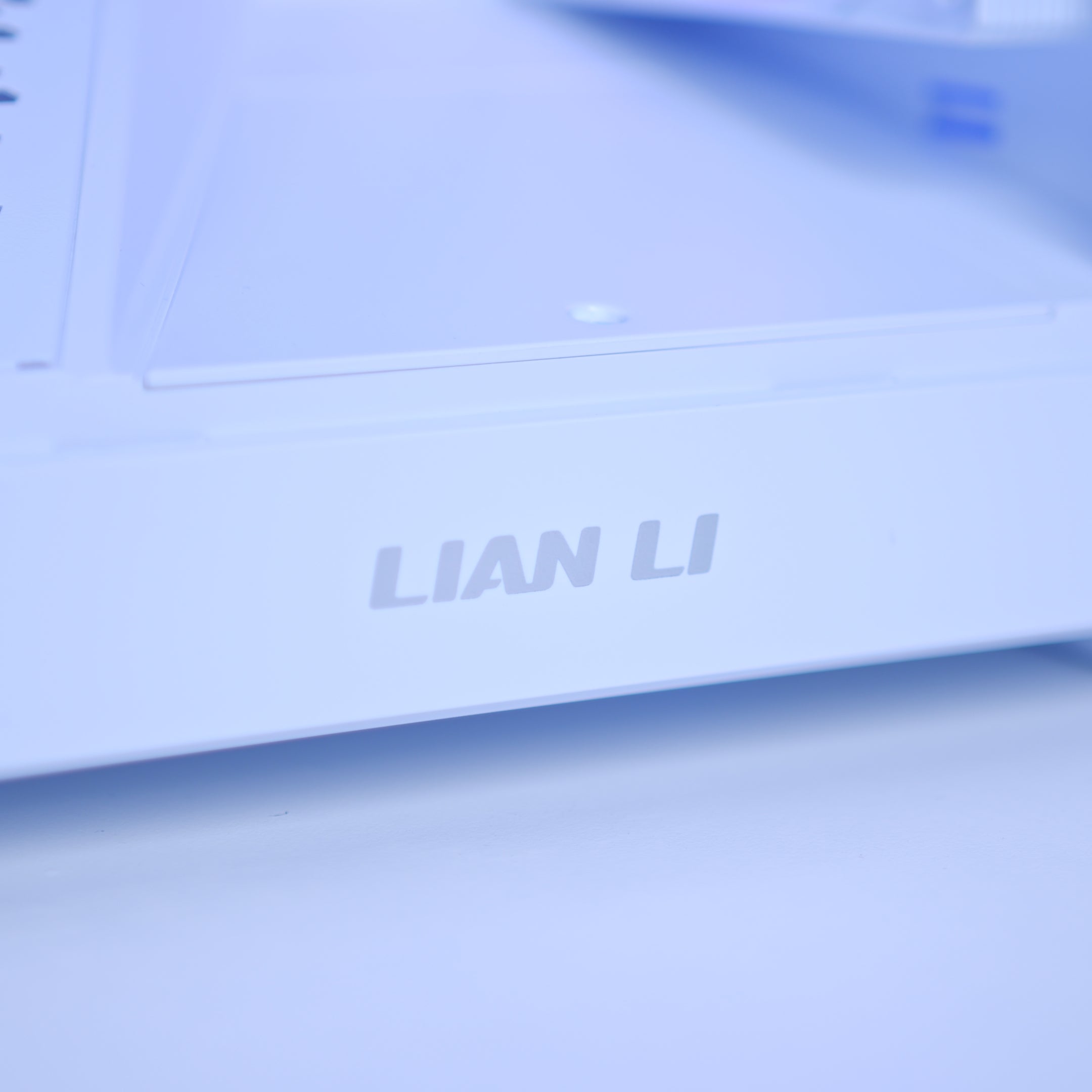 GeekaPC 'Glacier' (RTX 5060 / RX 9060 XT 16GB)