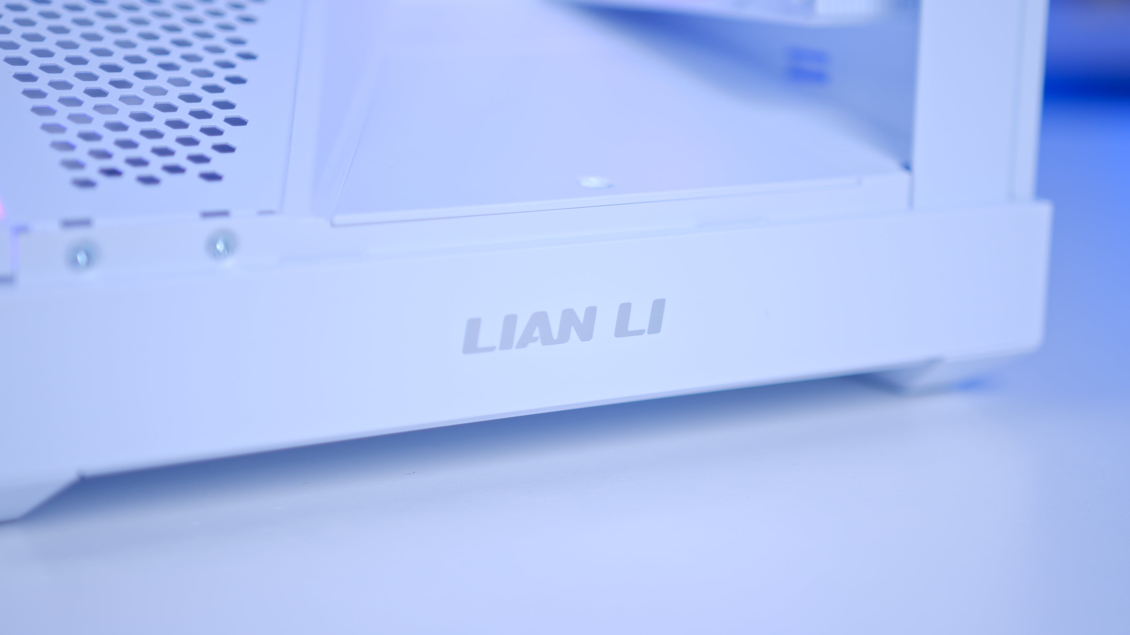 GeekaPC 'Glacier' (RTX 5060 / RX 9060 XT 16GB)