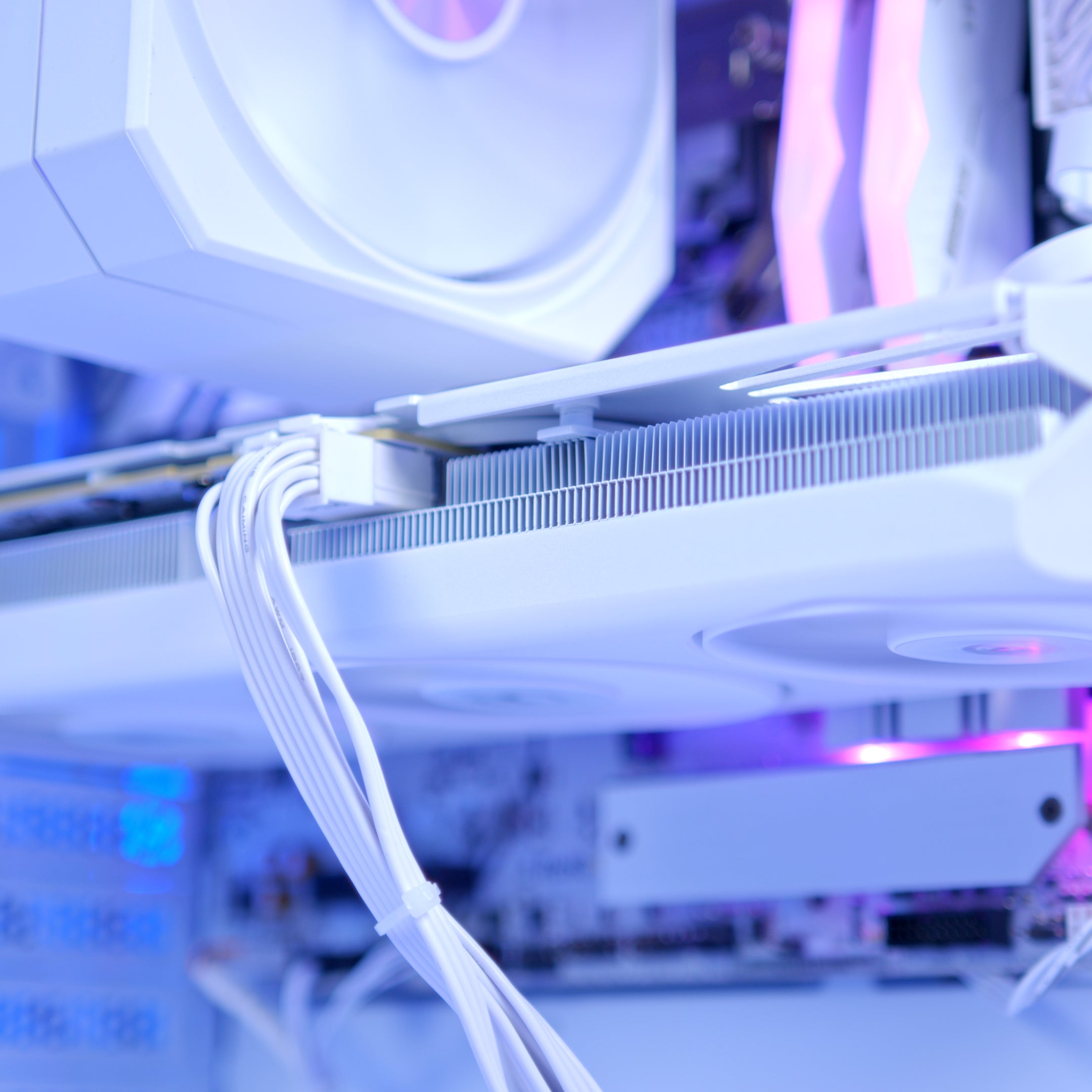 GeekaPC 'Glacier' (RTX 5060 / RX 9060 XT 16GB)