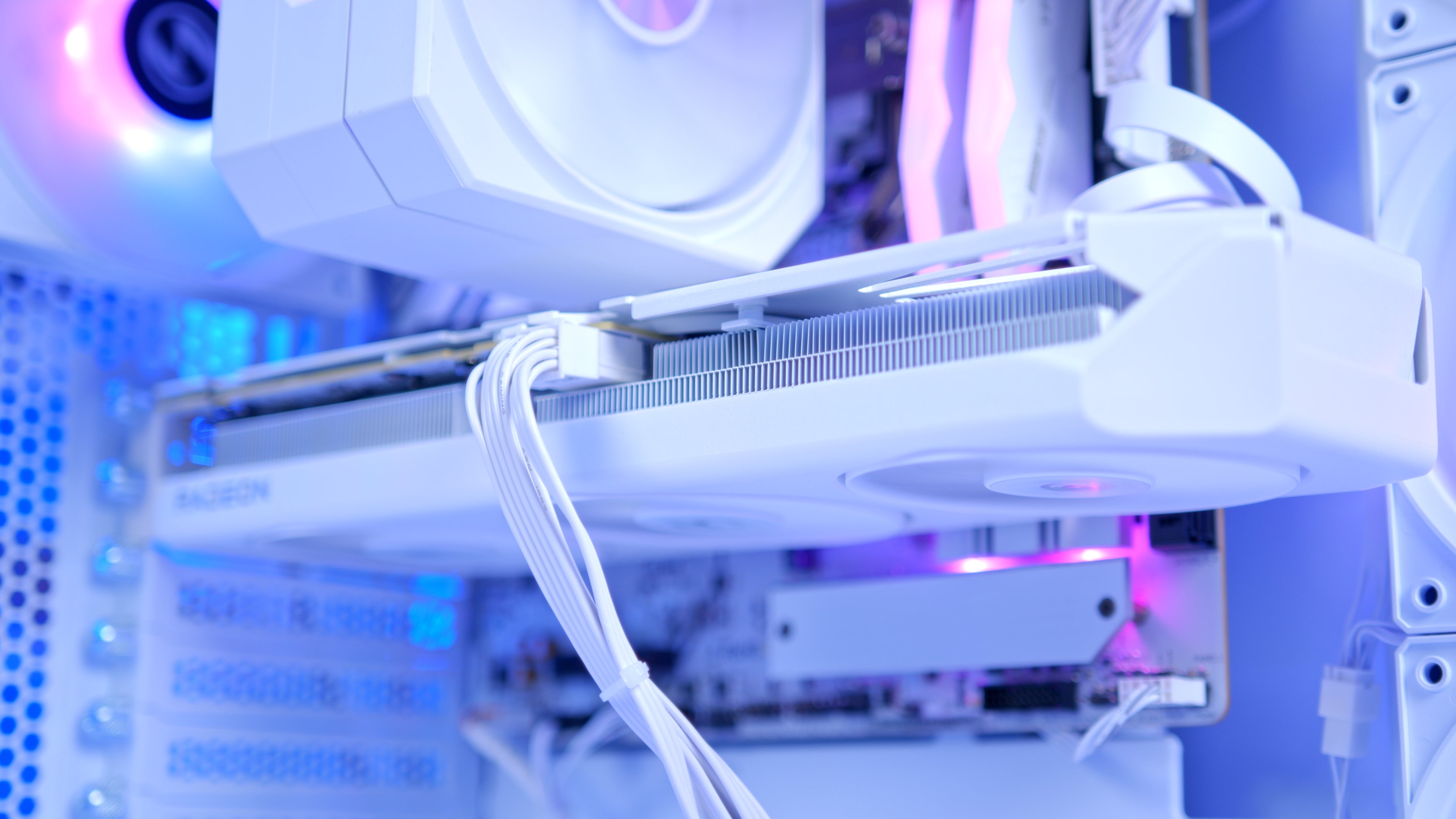 GeekaPC 'Glacier' (RTX 5060 / RX 9060 XT 16GB)