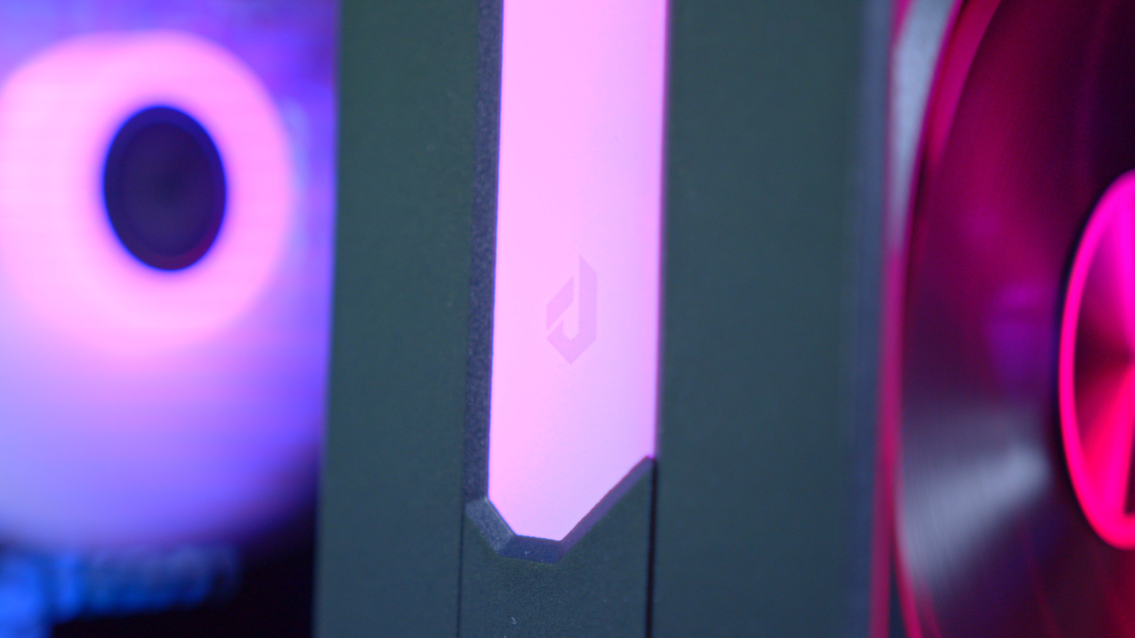 GeekaPC 'Prince' (RTX 5060 / RX 9060 XT 16GB)