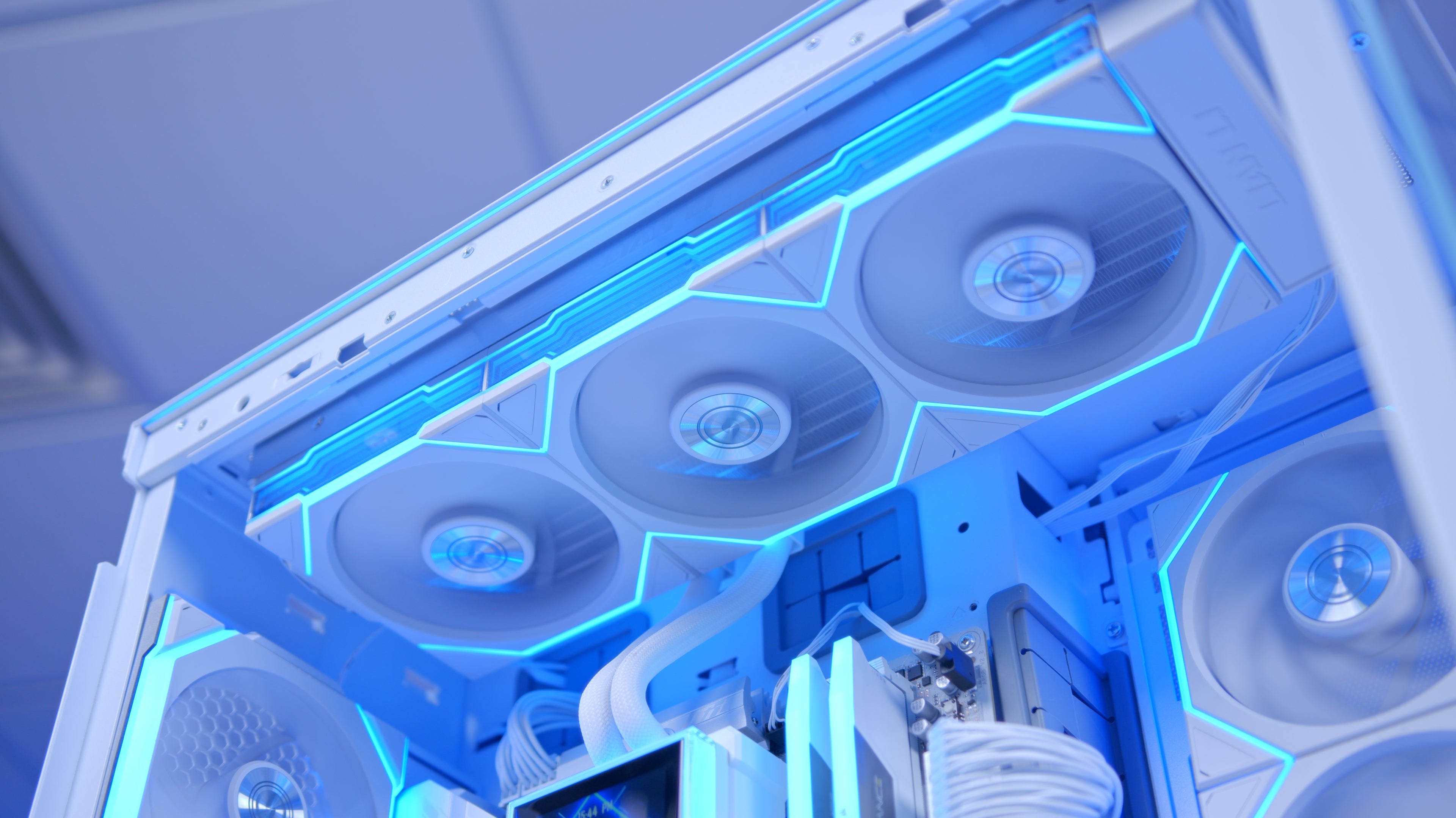 GeekaPC 'Icefall' (RX 9070 XT / RTX 5080 / RTX 5090)