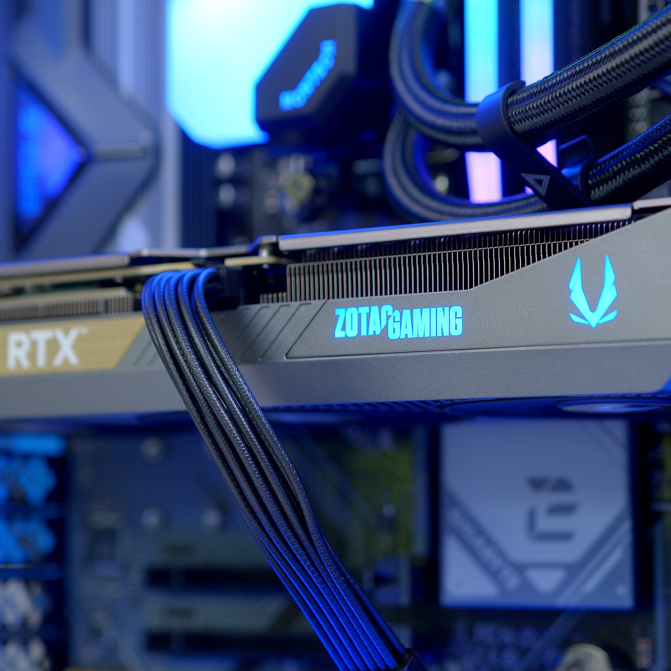 GeekaPC 'Flow' (RX 9060 XT 16GB / RX 9070 / RTX 5070)