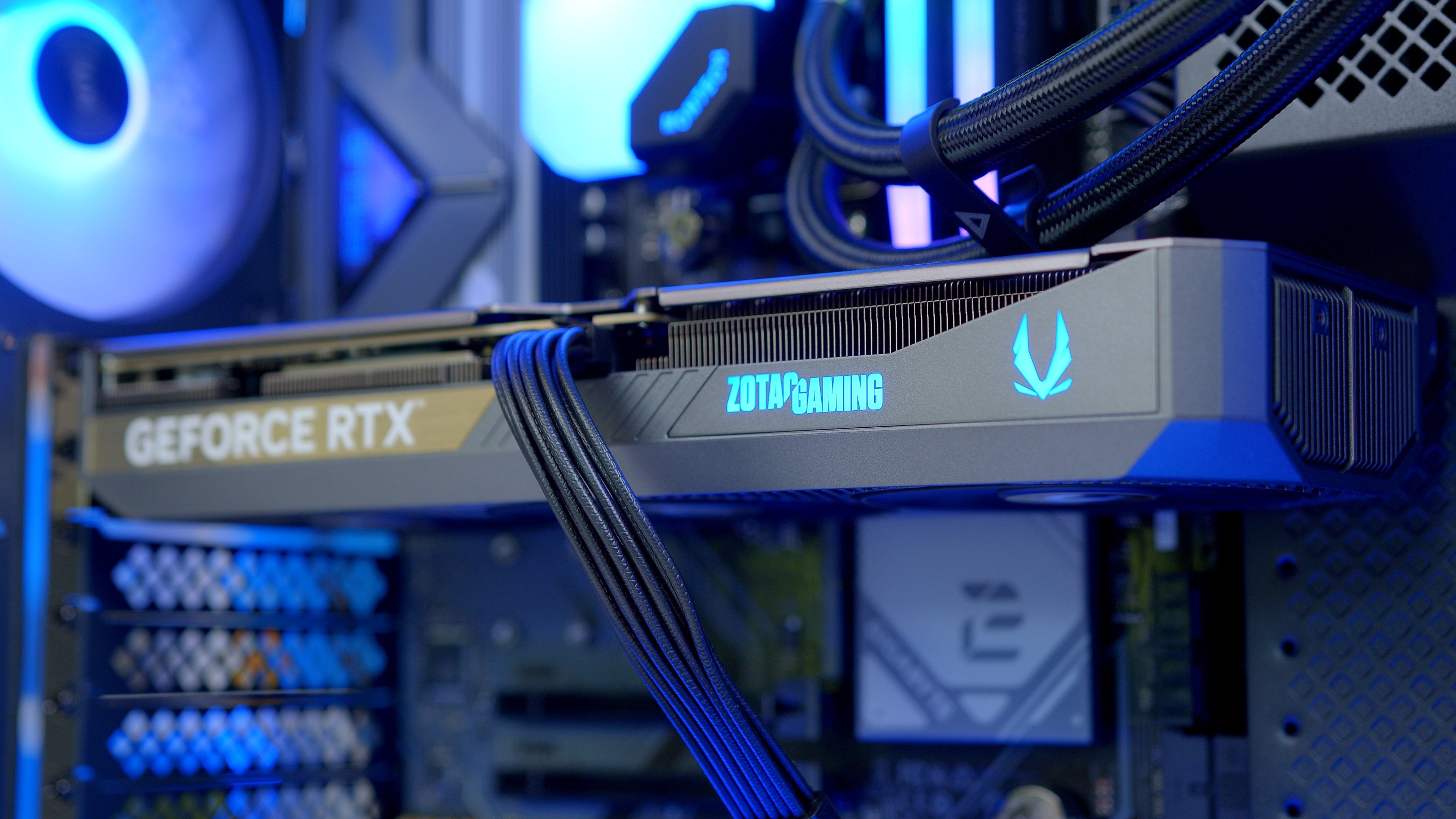 GeekaPC 'Flow' (RX 9060 XT 16GB / RX 9070 / RTX 5070)