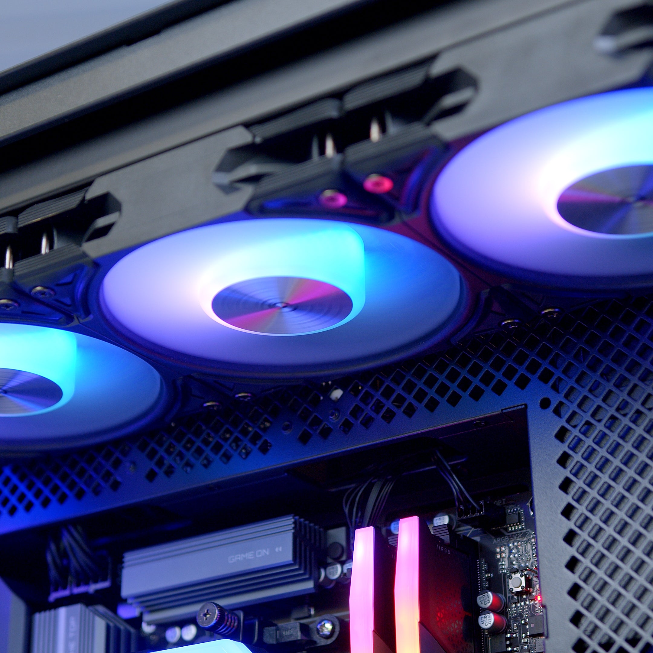 GeekaPC 'Flow' (RX 9060 XT 16GB / RX 9070 / RTX 5070)