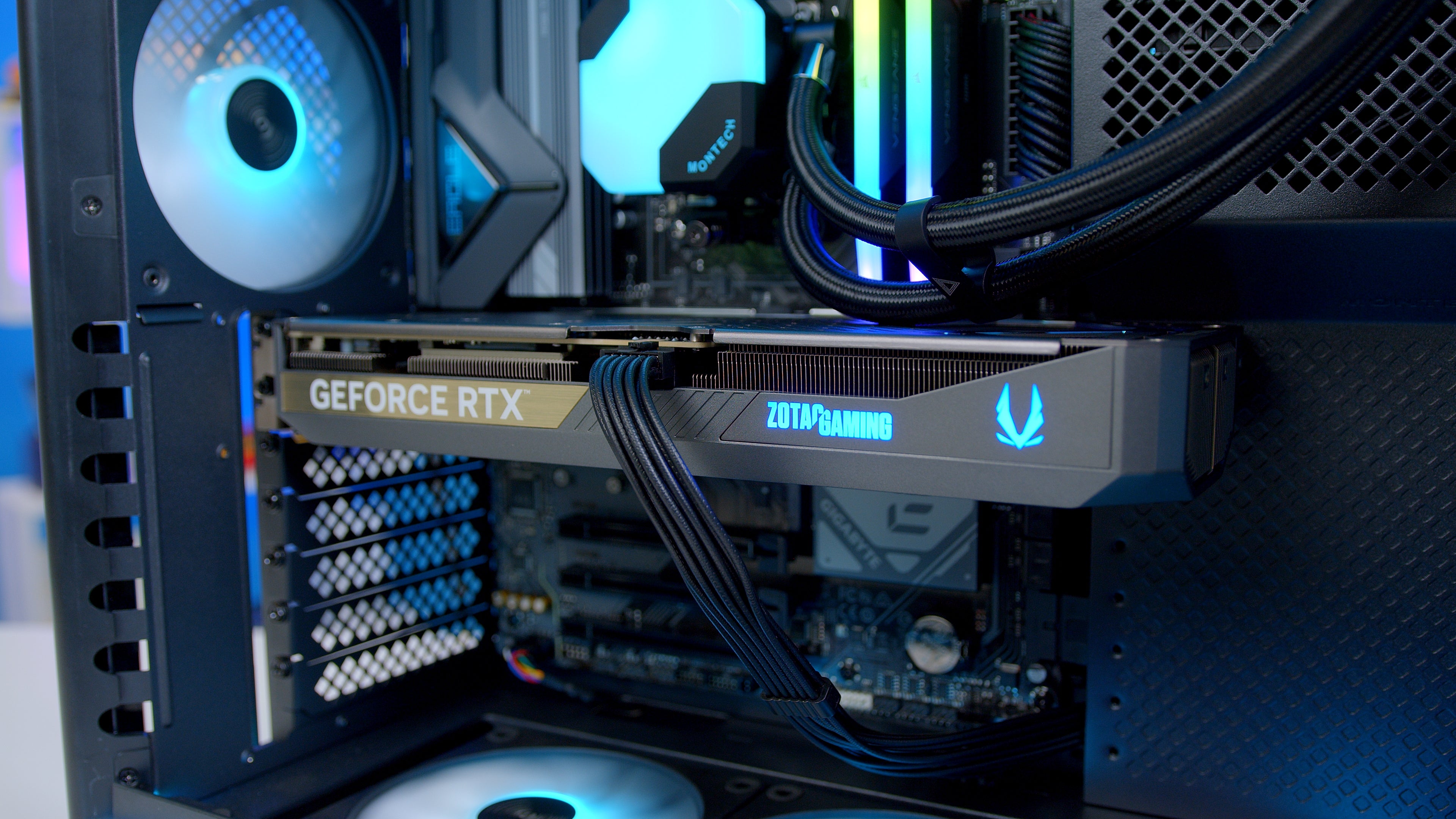 GeekaPC 'Flow' (RX 9060 XT 16GB / RX 9070 / RTX 5070)