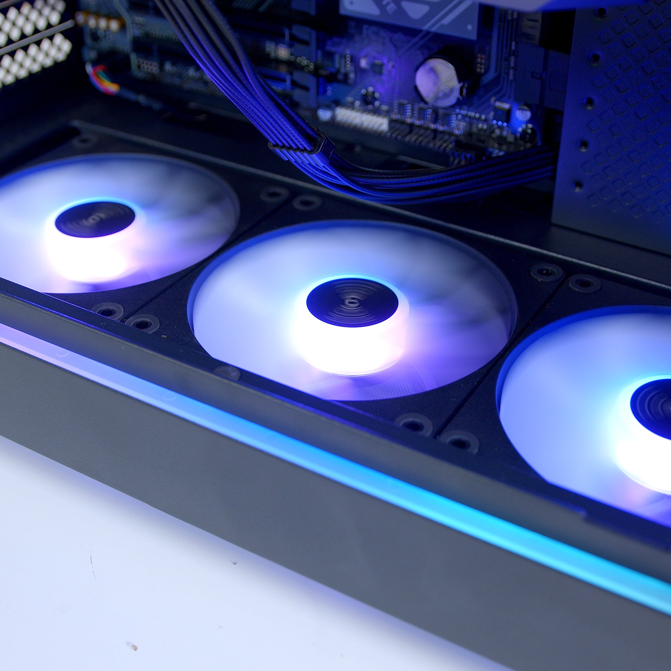 GeekaPC 'Flow' (RX 9060 XT 16GB / RX 9070 / RTX 5070)