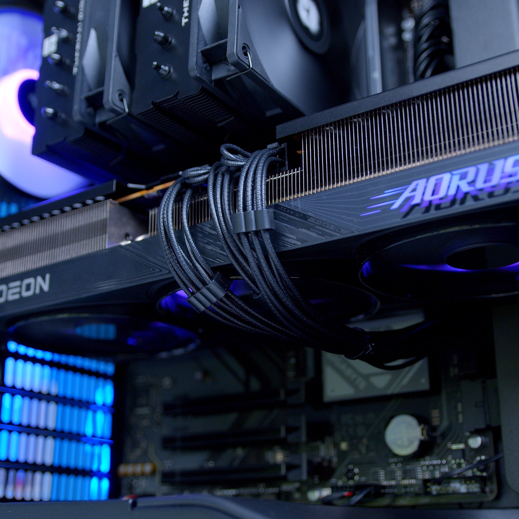 GeekaPC 'Ambience' (RX 9070 XT / RTX 5070 Ti)