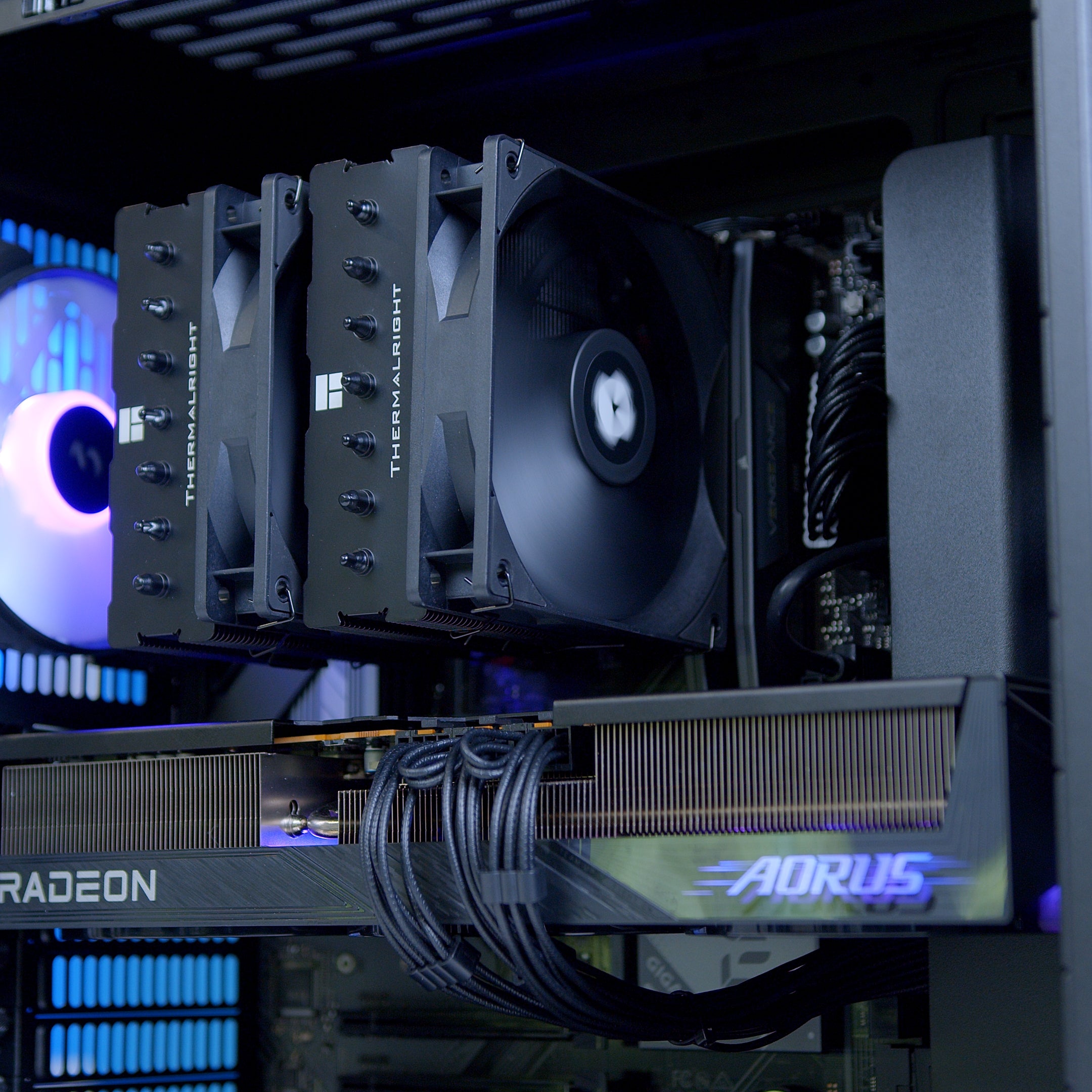 GeekaPC 'Ambience' (RX 9070 XT / RTX 5070 Ti)