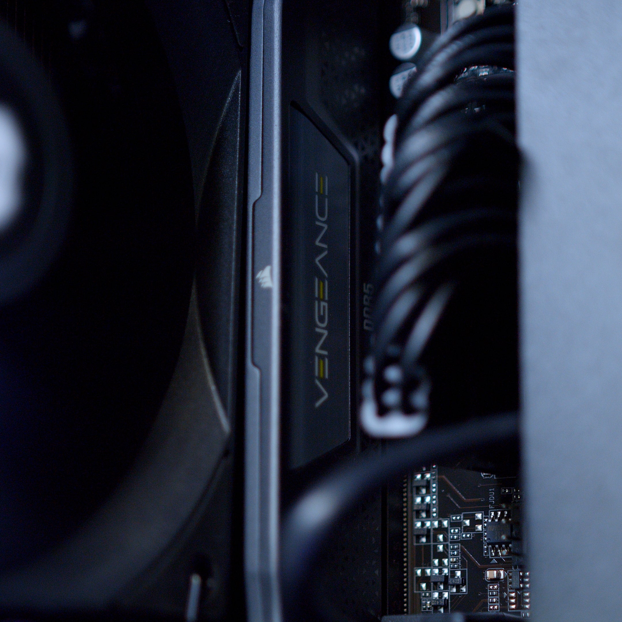 GeekaPC 'Ambience' (RX 9070 XT / RTX 5070 Ti)