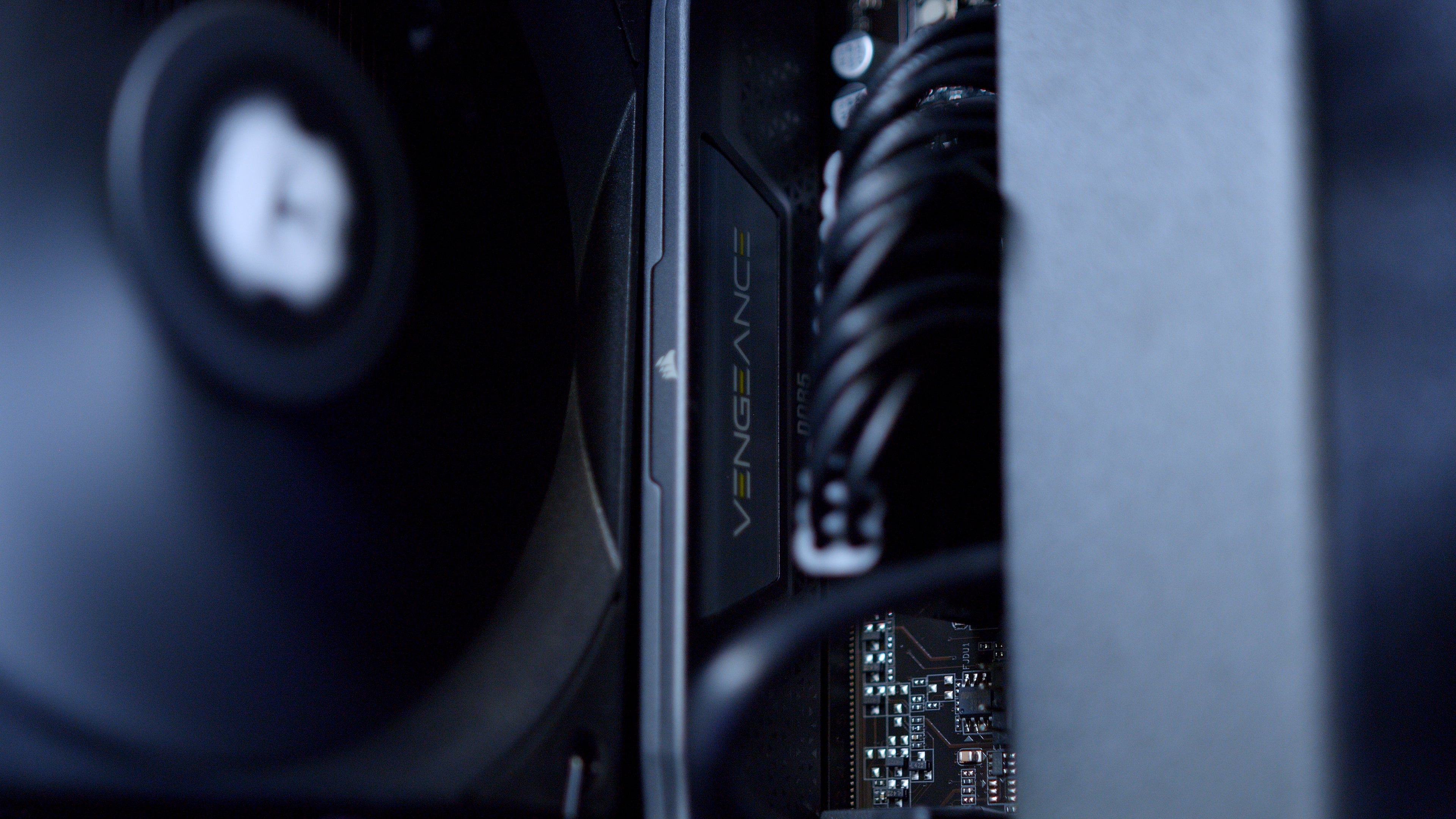 GeekaPC 'Ambience' (RX 9070 XT / RTX 5070 Ti)