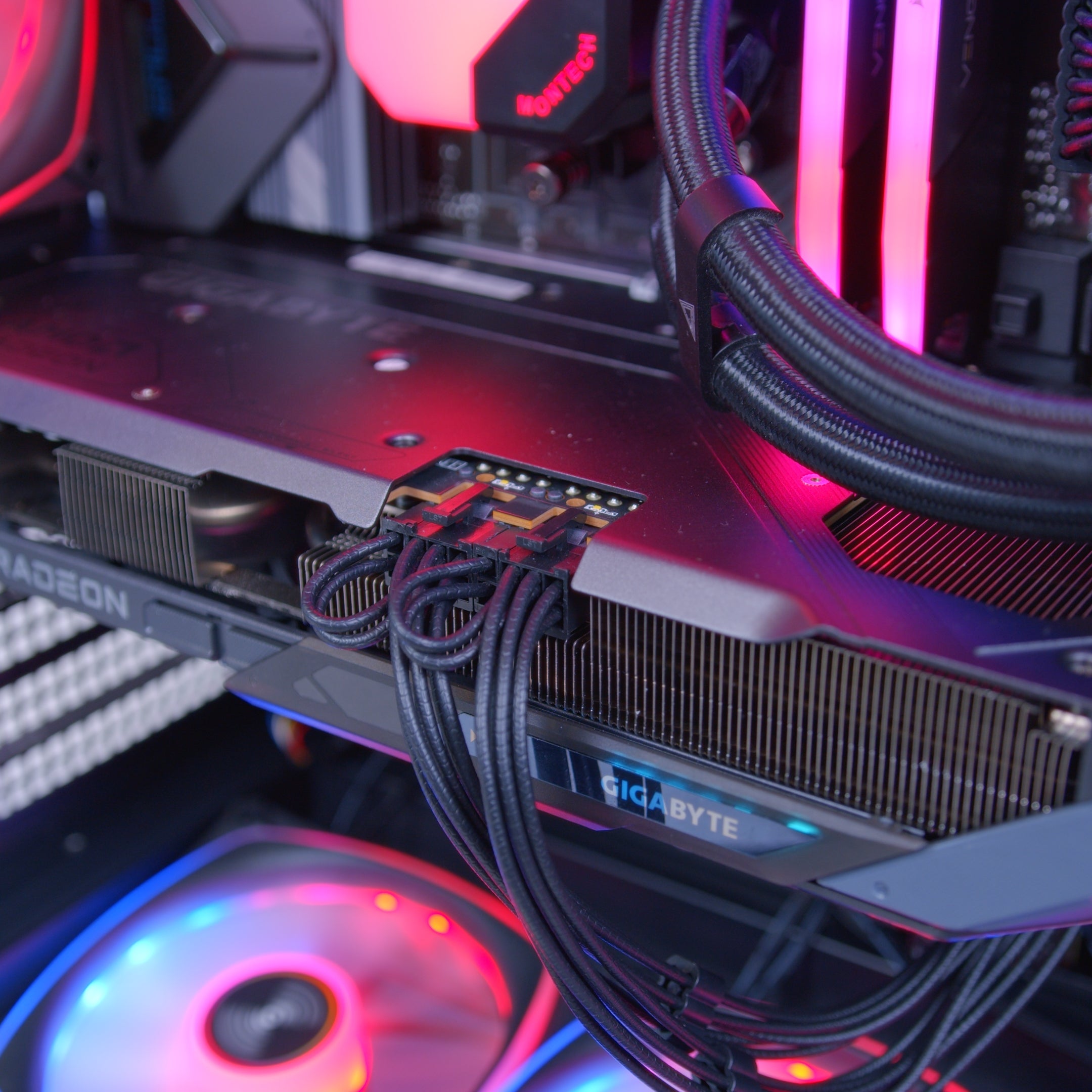 GeekaPC 'Expert' (RX 9070 / RTX 5070)