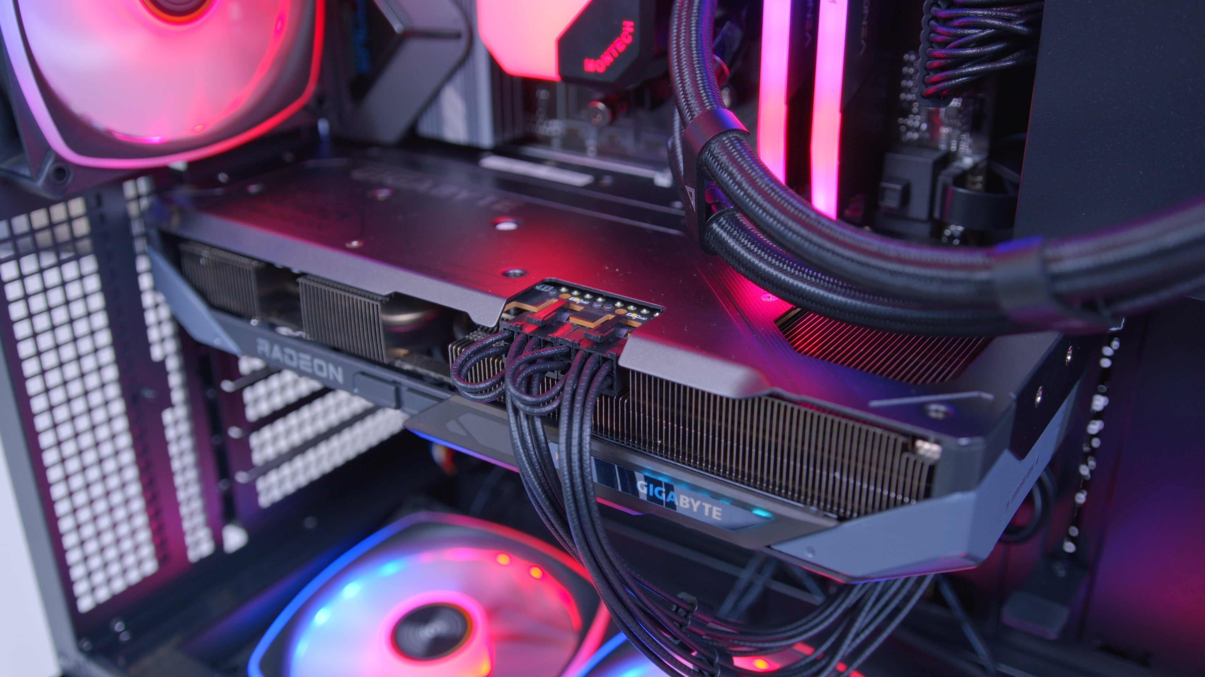 GeekaPC 'Expert' (RX 9070 / RTX 5070)