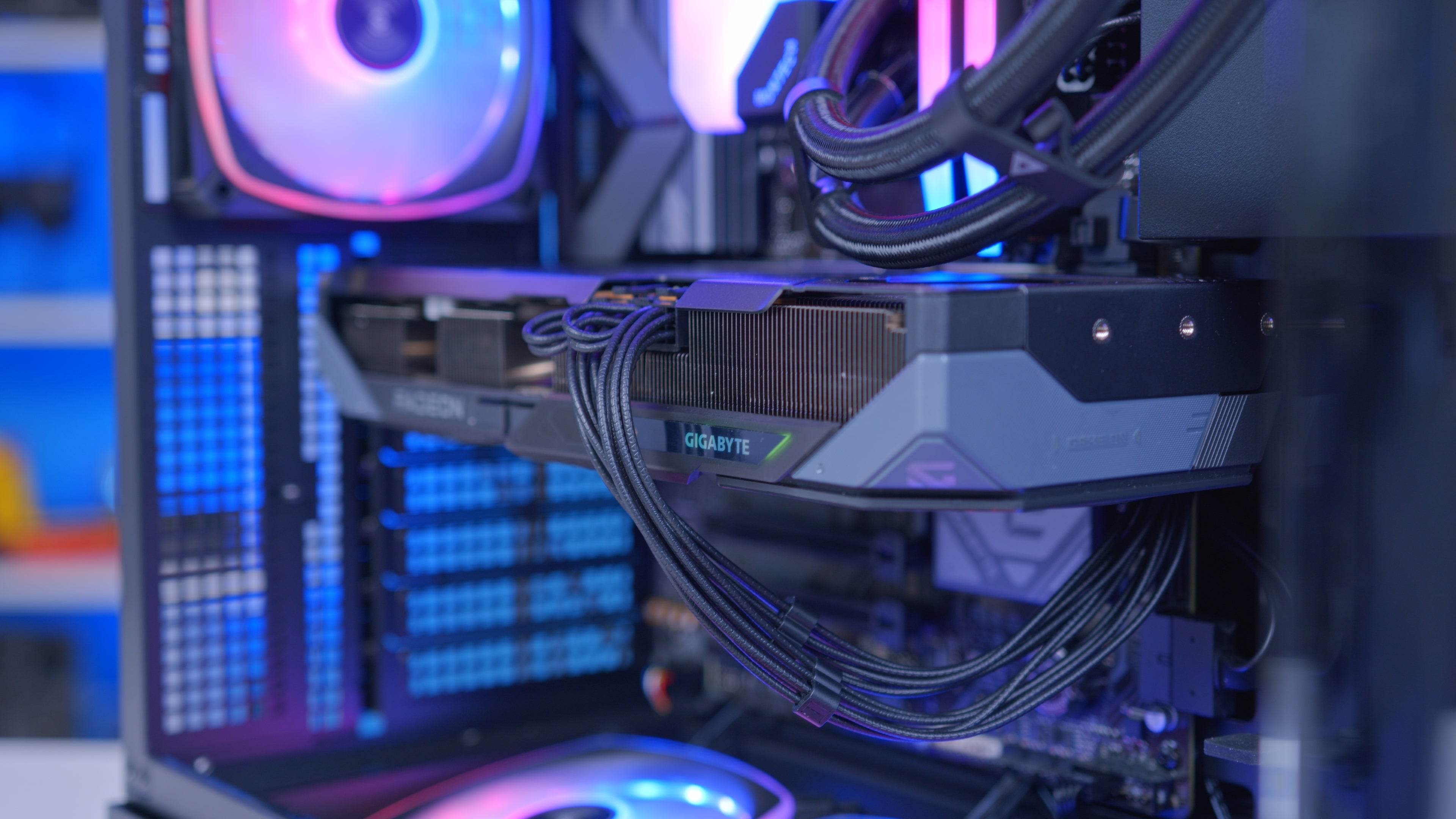 GeekaPC 'Expert' (RX 9070 / RTX 5070)