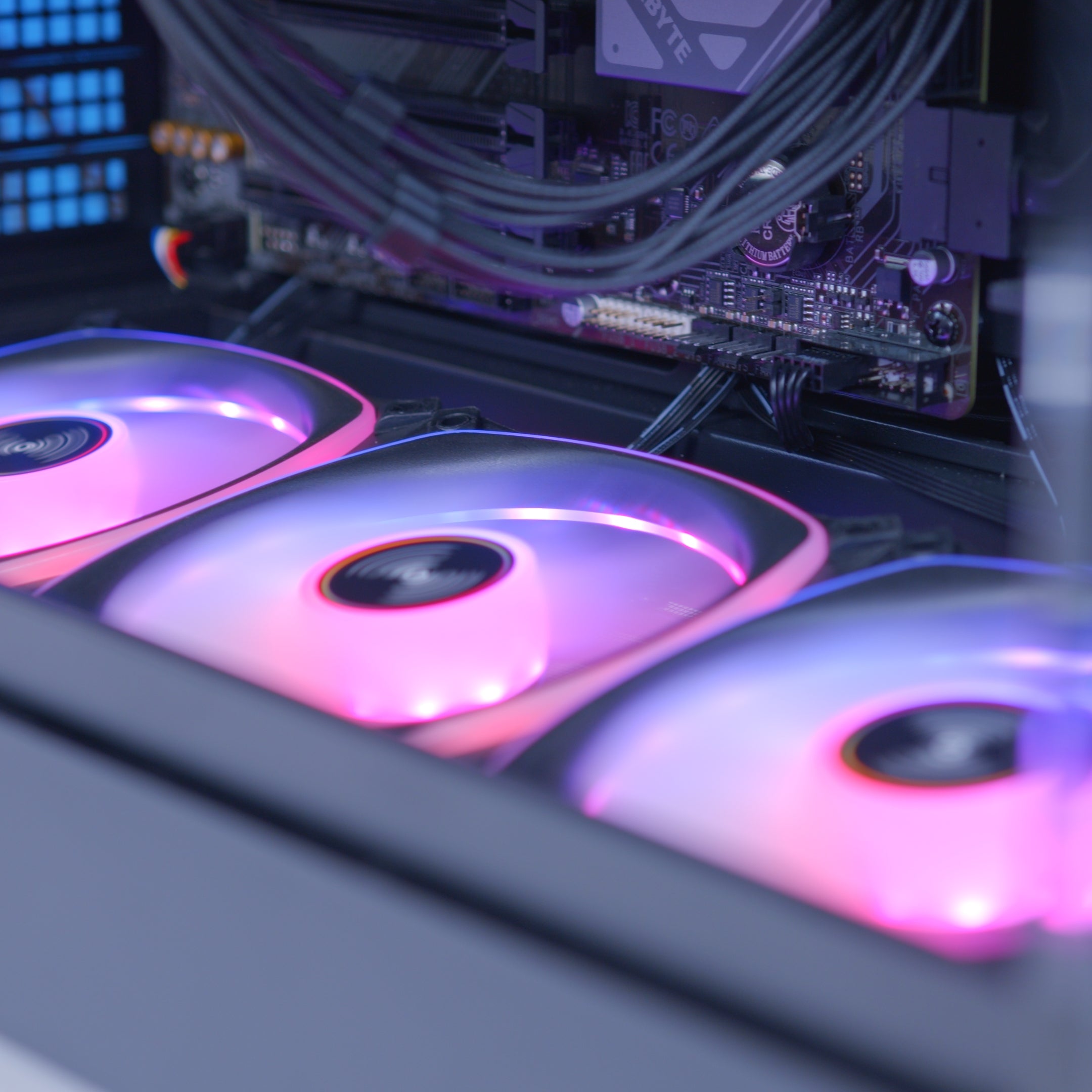 GeekaPC 'Expert' (RX 9070 / RTX 5070)