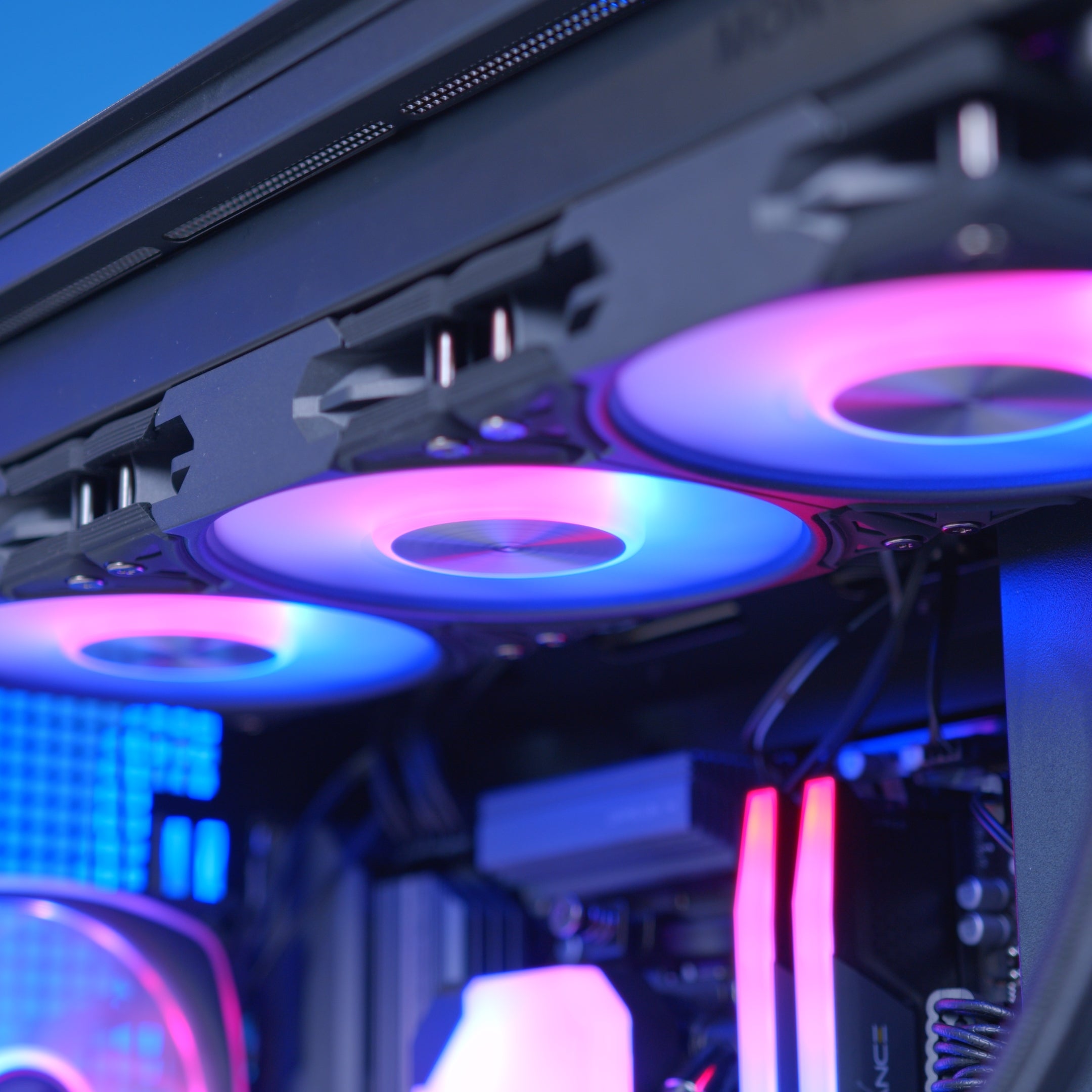 GeekaPC 'Expert' (RX 9070 / RTX 5070)